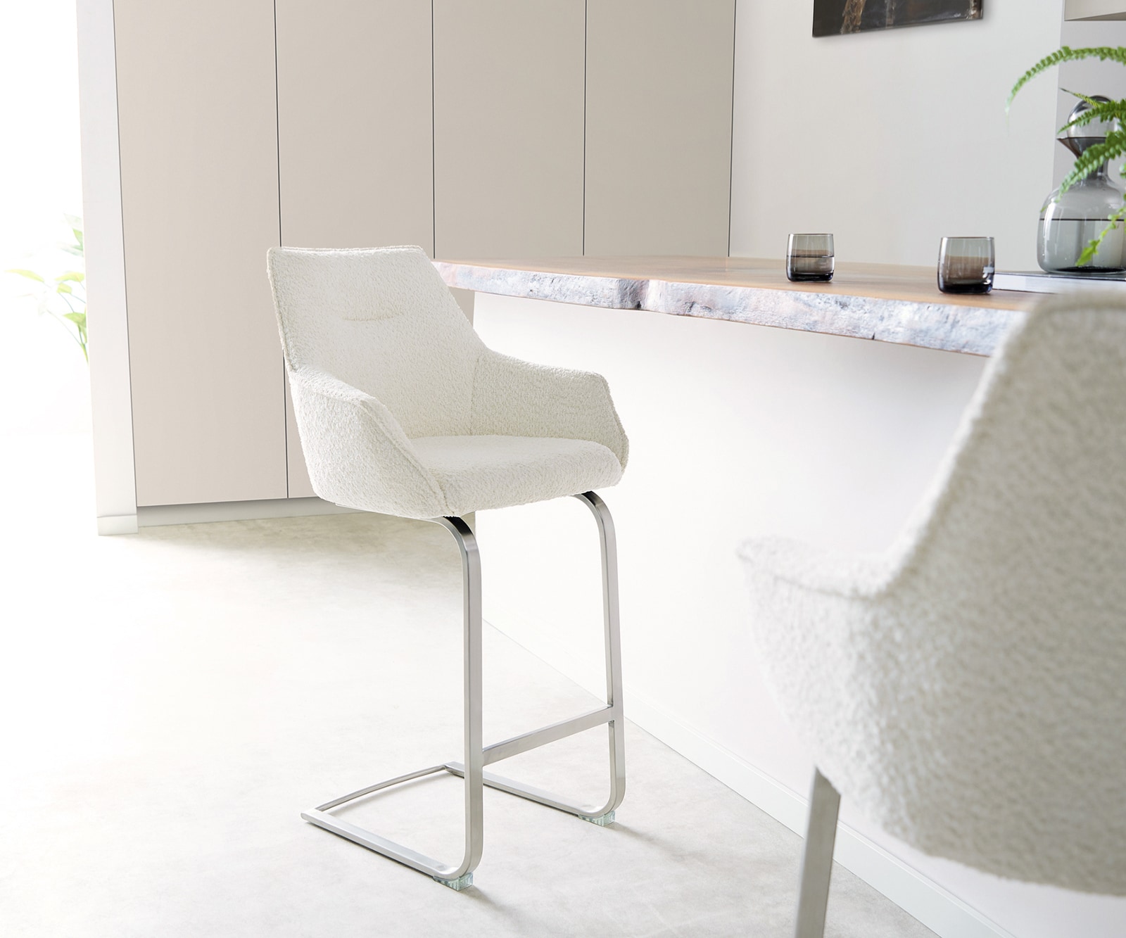 Barstuhl Alja-Flex Bouclé Weiß Freischwinger flach Edelstahl Taschenfederkern Barstuhl Alja-Flex Bouclé Weiß Freischwinger flach Edelstahl Taschenfederkern