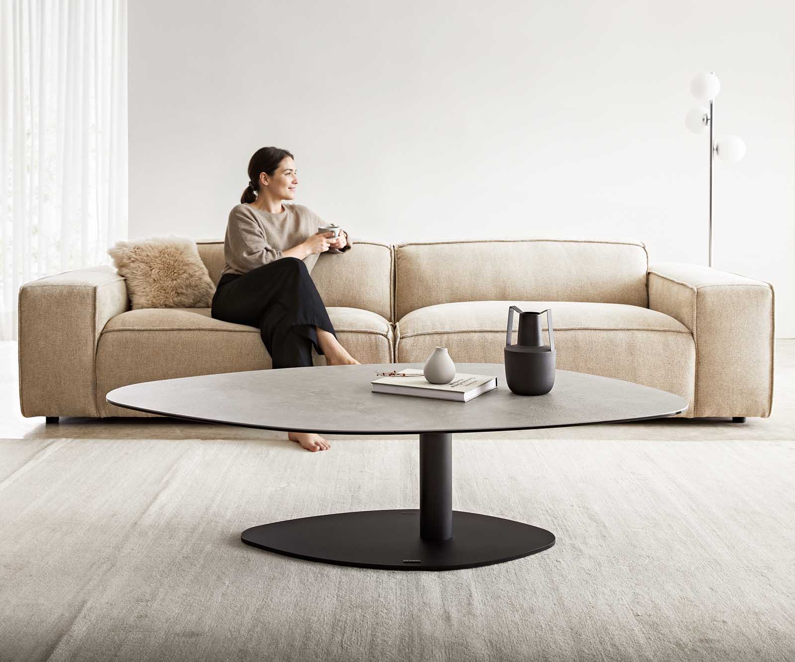 Couchtisch Vibana 140x80 cm Keramik Aspetto Concreto Betonfarbig Gestell Metall Schwarz 2 Couchtisch Vibana 140x80 cm Keramik Aspetto Concreto Betonfarbig Gestell Metall Schwarz 2