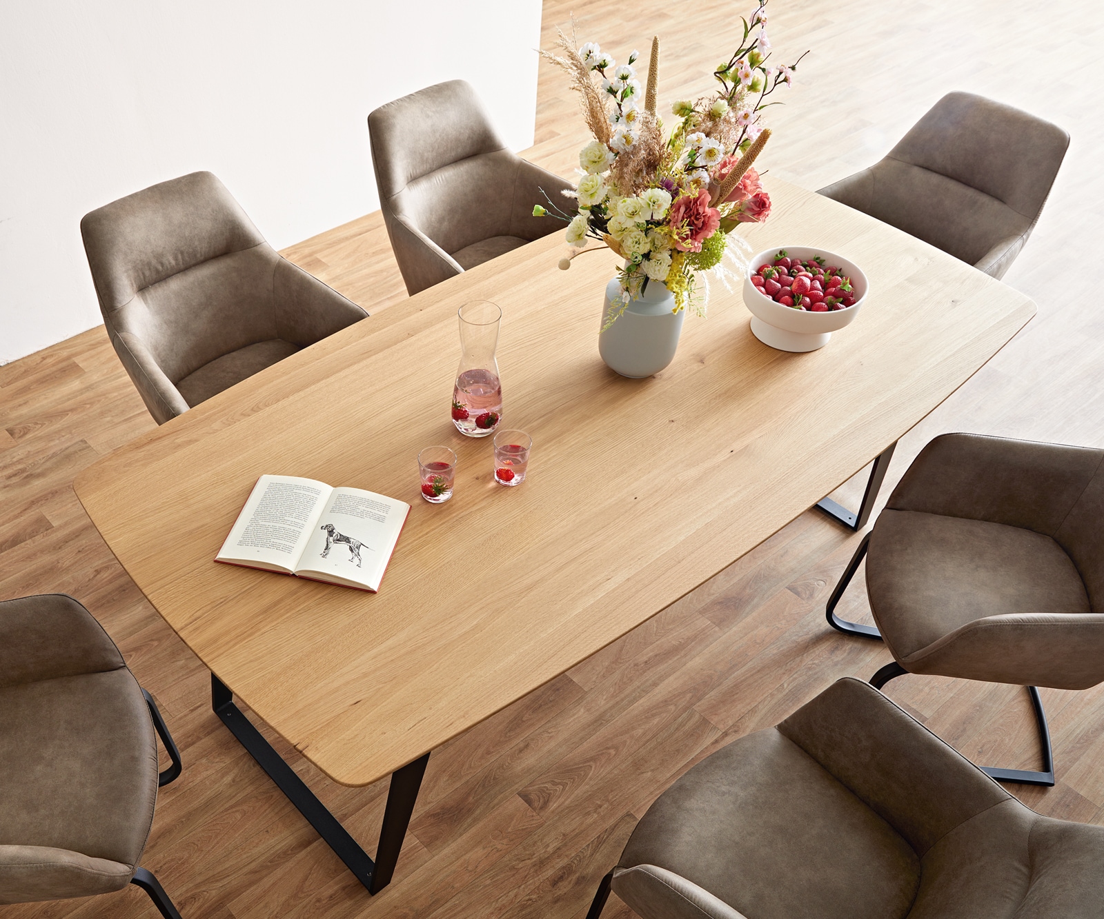 Esstisch Edge Boot 200x100x2,5-3 Eiche Natur Metall Schräg Schwarz Schweizer Kante 1 Esstisch Edge Boot 200x100x2,5-3 Eiche Natur Metall Schräg Schwarz Schweizer Kante 1