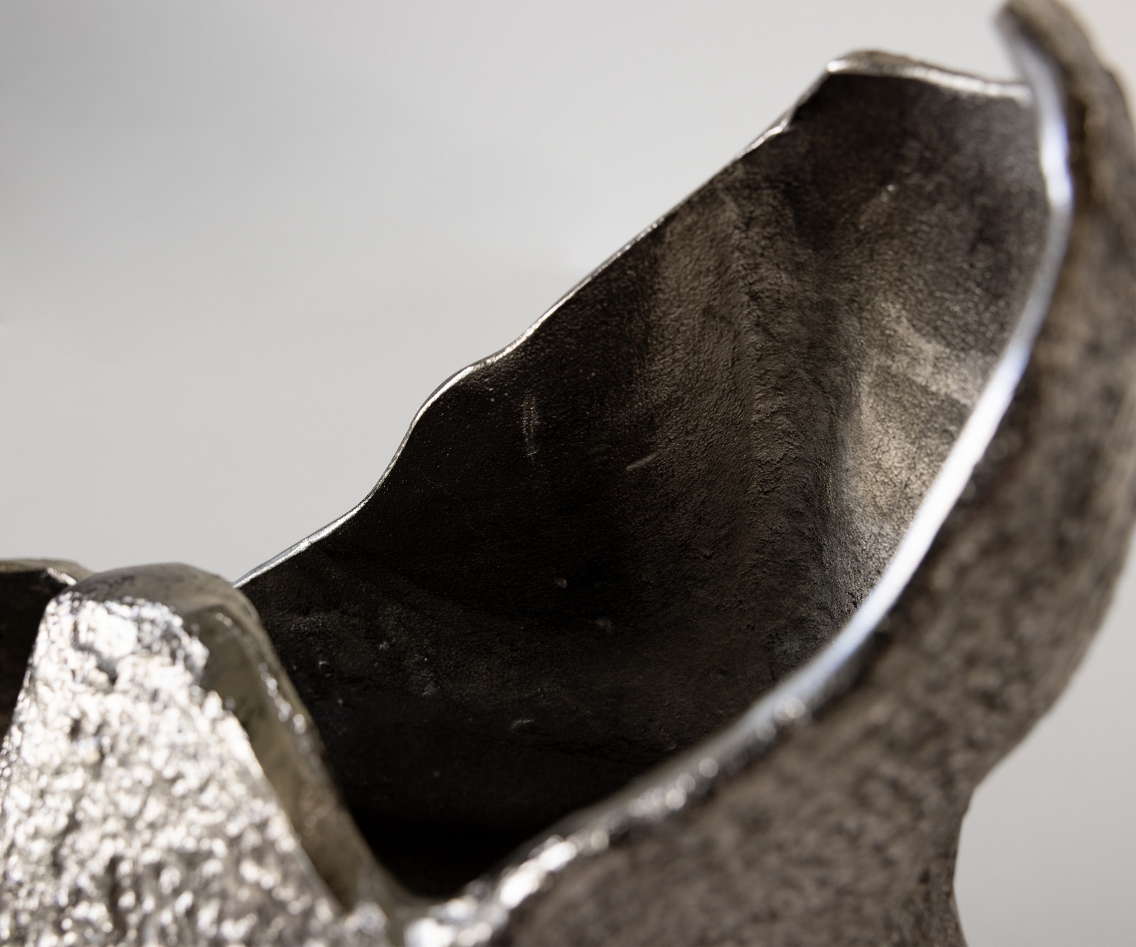 Vase Grotta B31 x T20 x H34 cm Aluminium Platin Handgemacht 4
