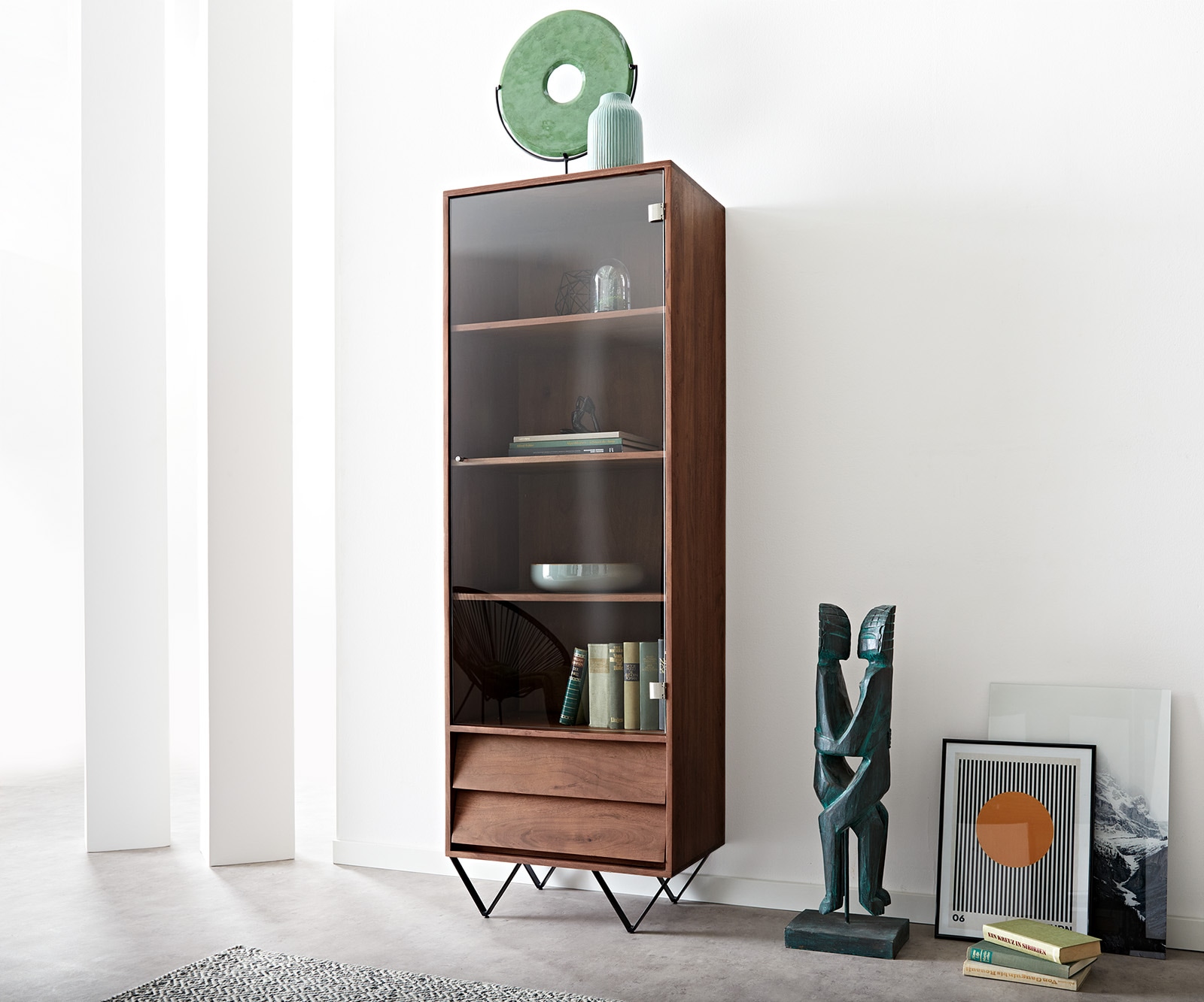 Vitrine Eloi 60x40 cm Akazie Braun 1 Tür 2 Schubladen V-Fuß Schwarz Vitrine Eloi 60x40 cm Akazie Braun 1 Tür 2 Schubladen V-Fuß Schwarz