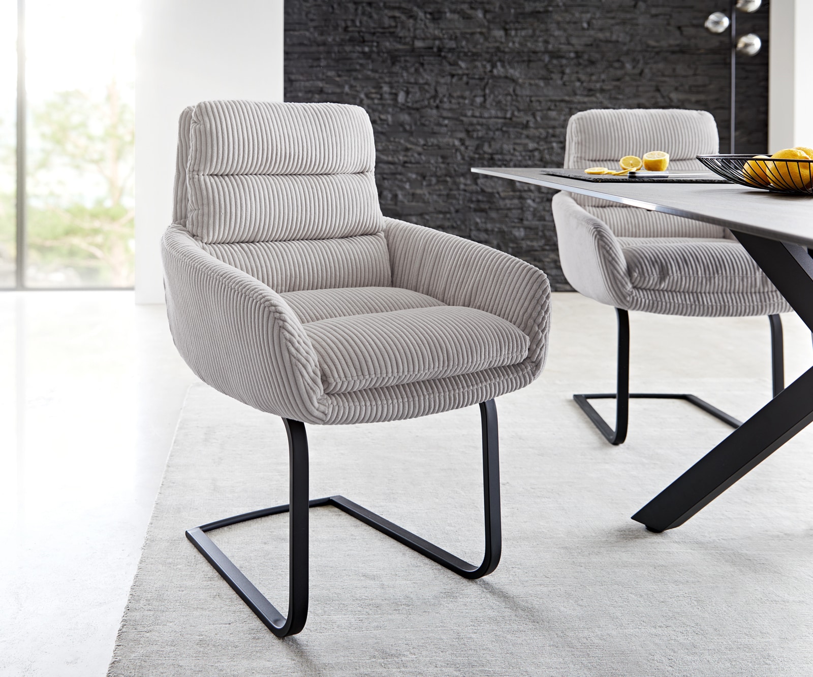 Freischwinger Abelia-Flex mit Armlehnen Cord Silbergrau Freischwinger flach Schwarz Freischwinger Abelia-Flex mit Armlehnen Cord Silbergrau Freischwinger flach Schwarz
