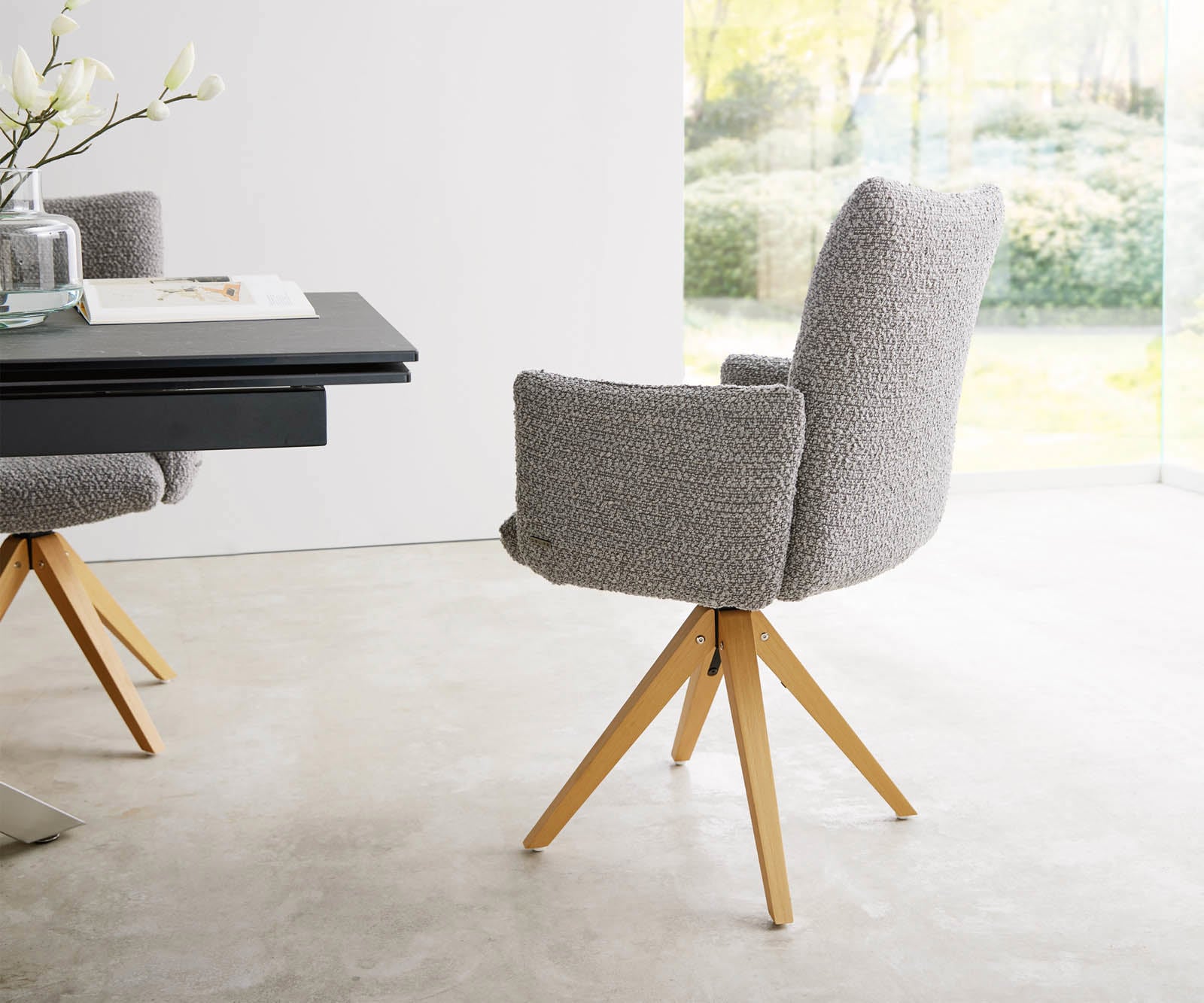 Drehstuhl Jova-Flex mit Armlehnen Bouclé Silbergrau Holzgestell kantig Natur 180° drehbar Taschenfederkern 4 Drehstuhl Jova-Flex mit Armlehnen Bouclé Silbergrau Holzgestell kantig Natur 180° drehbar Taschenfederkern 4