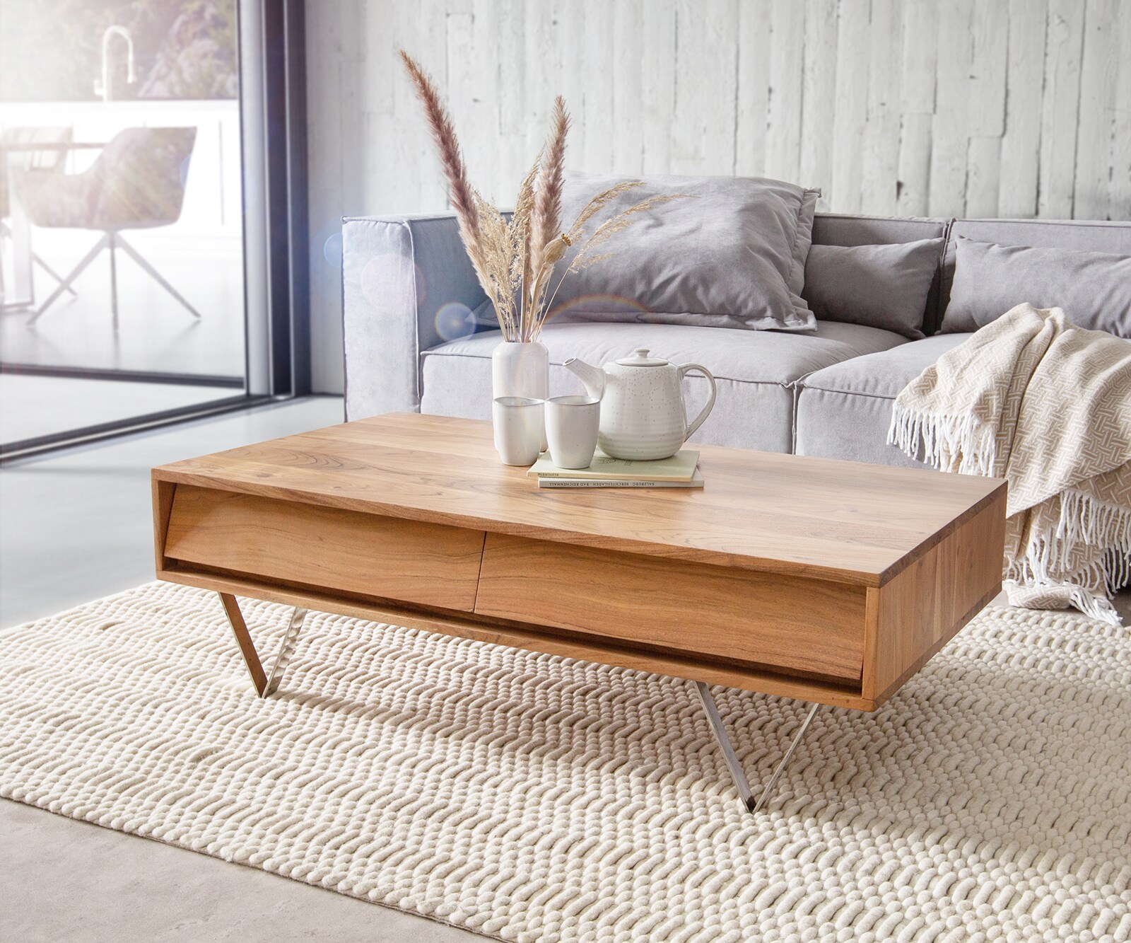 DELIFE Couchtisch Eloi 115x60 cm Akazie Natur 4 Schubfächer V-Fuß Edelstahl