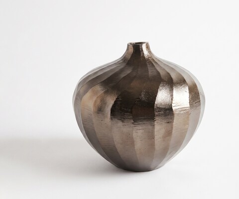 Vase Torvia B20 x T20 x H19 cm Aluminium Mokka Bronze Handgemacht