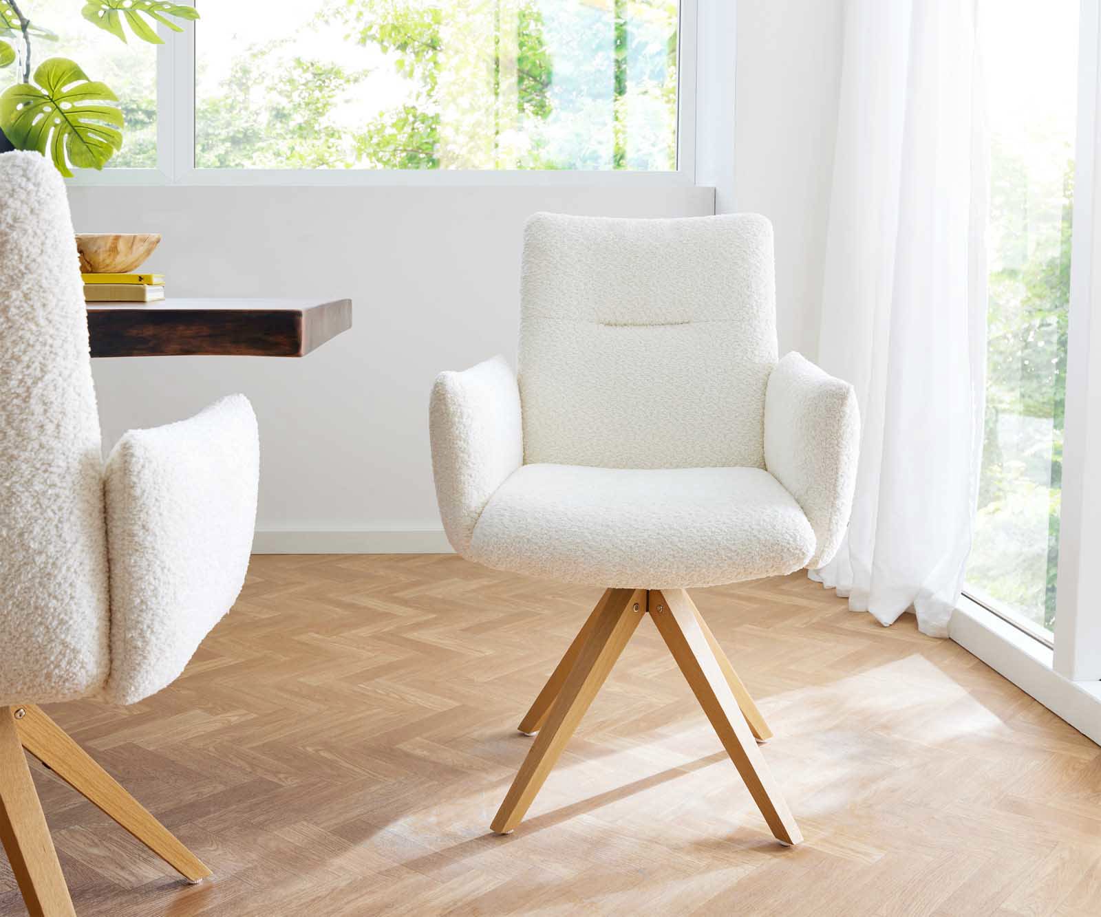Drehstuhl Jova-Flex mit Armlehnen Bouclé Weiß Holzgestell kantig Natur 180° drehbar Taschenfederkern 1