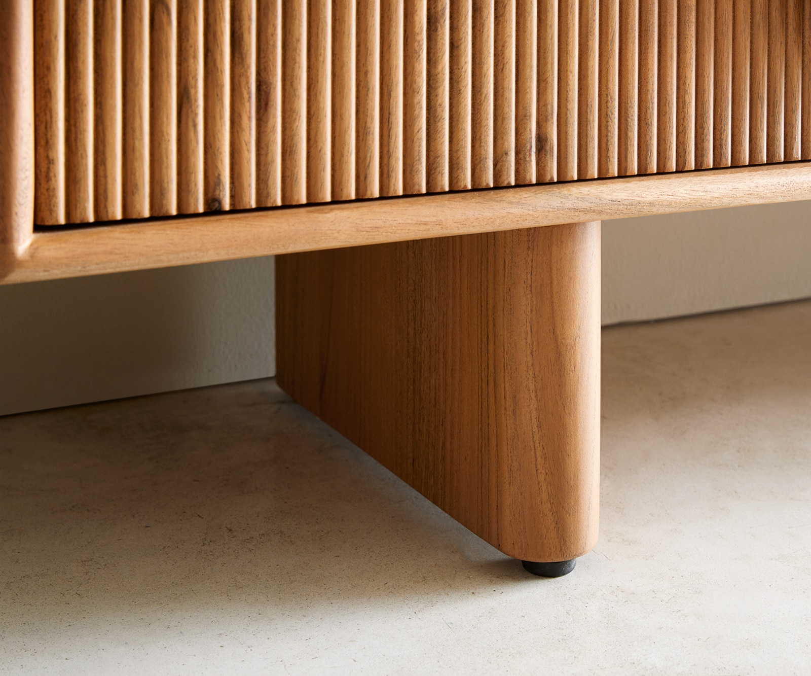 Lowboard Surimu 175 cm Akazie Hellbraun 4 Türen Kork-Griff Holzfüße 4 Lowboard Surimu 175 cm Akazie Hellbraun 4 Türen Kork-Griff Holzfüße 4