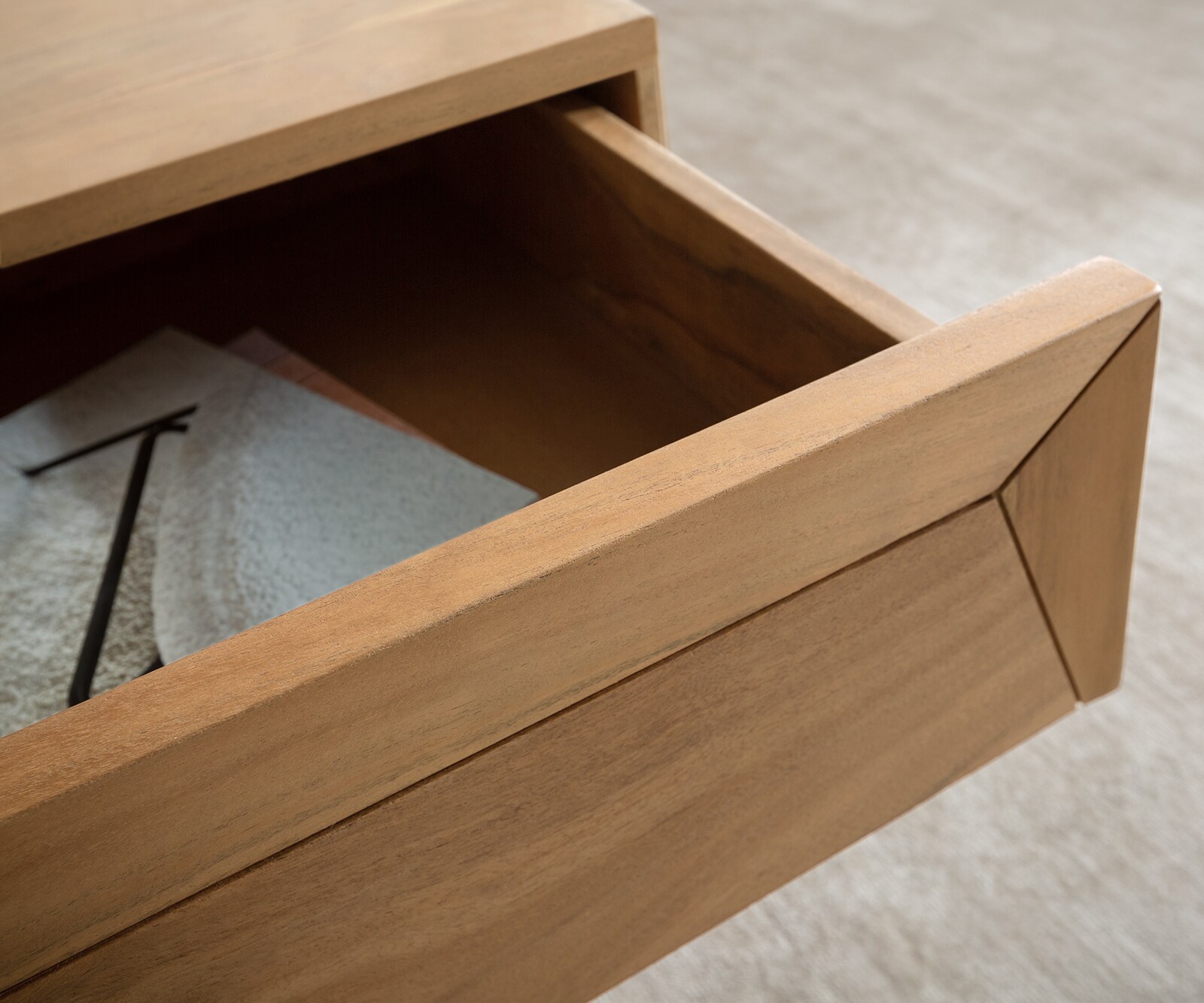 Couchtisch Kayu 115x60 cm Akazie Natur 2 Schübe V-Fuß Edelstahl 3