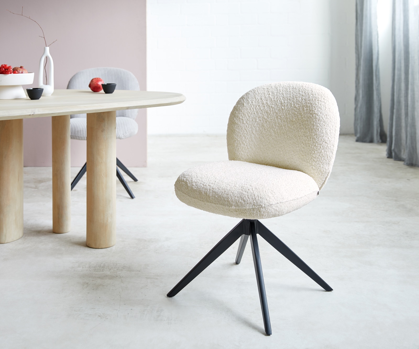 Drehstuhl Nube-Flex Bouclé Weiß Kreuzgestell breit Schwarz 360° drehbar Taschenfederkern Drehstuhl Nube-Flex Bouclé Weiß Kreuzgestell breit Schwarz 360° drehbar Taschenfederkern