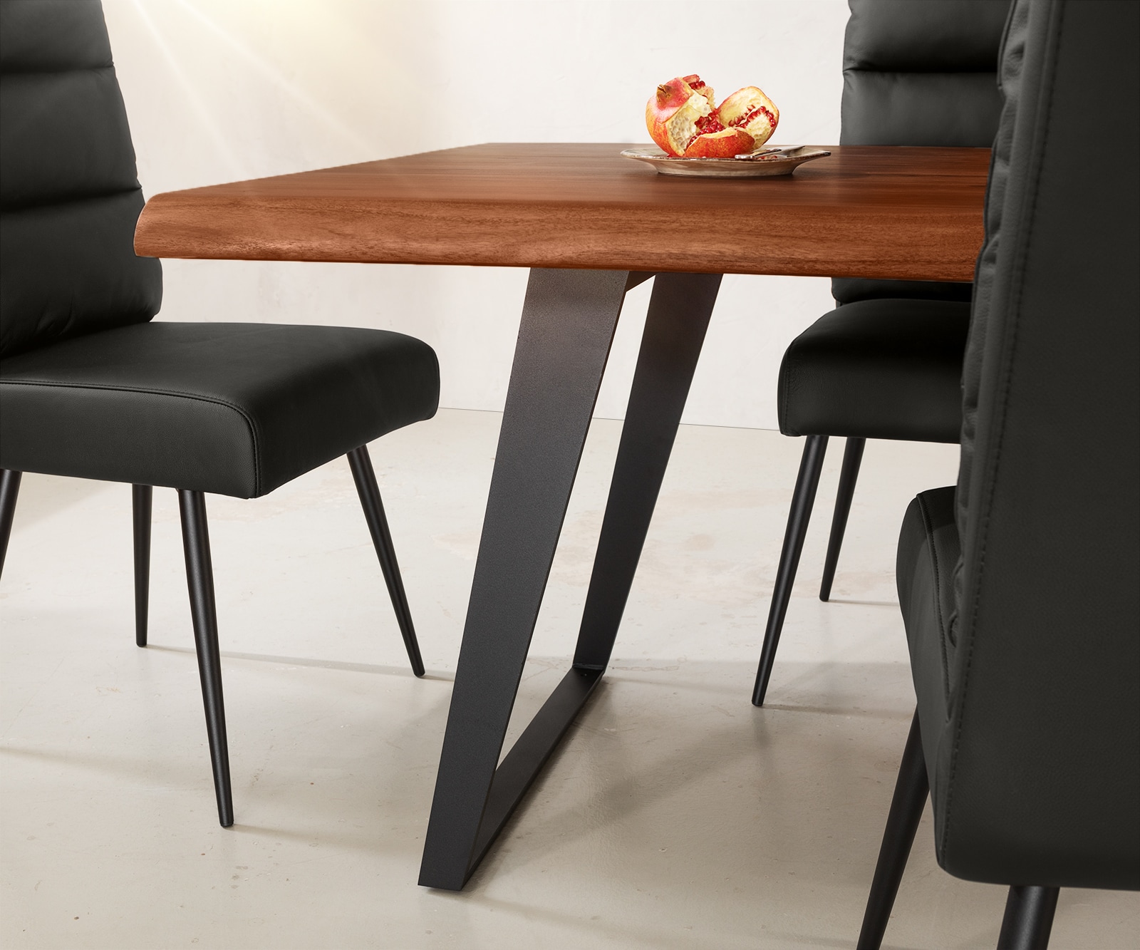 Esstisch Edge 260x100 XL Akazie Braun Metall Schräg Live-Edge 2