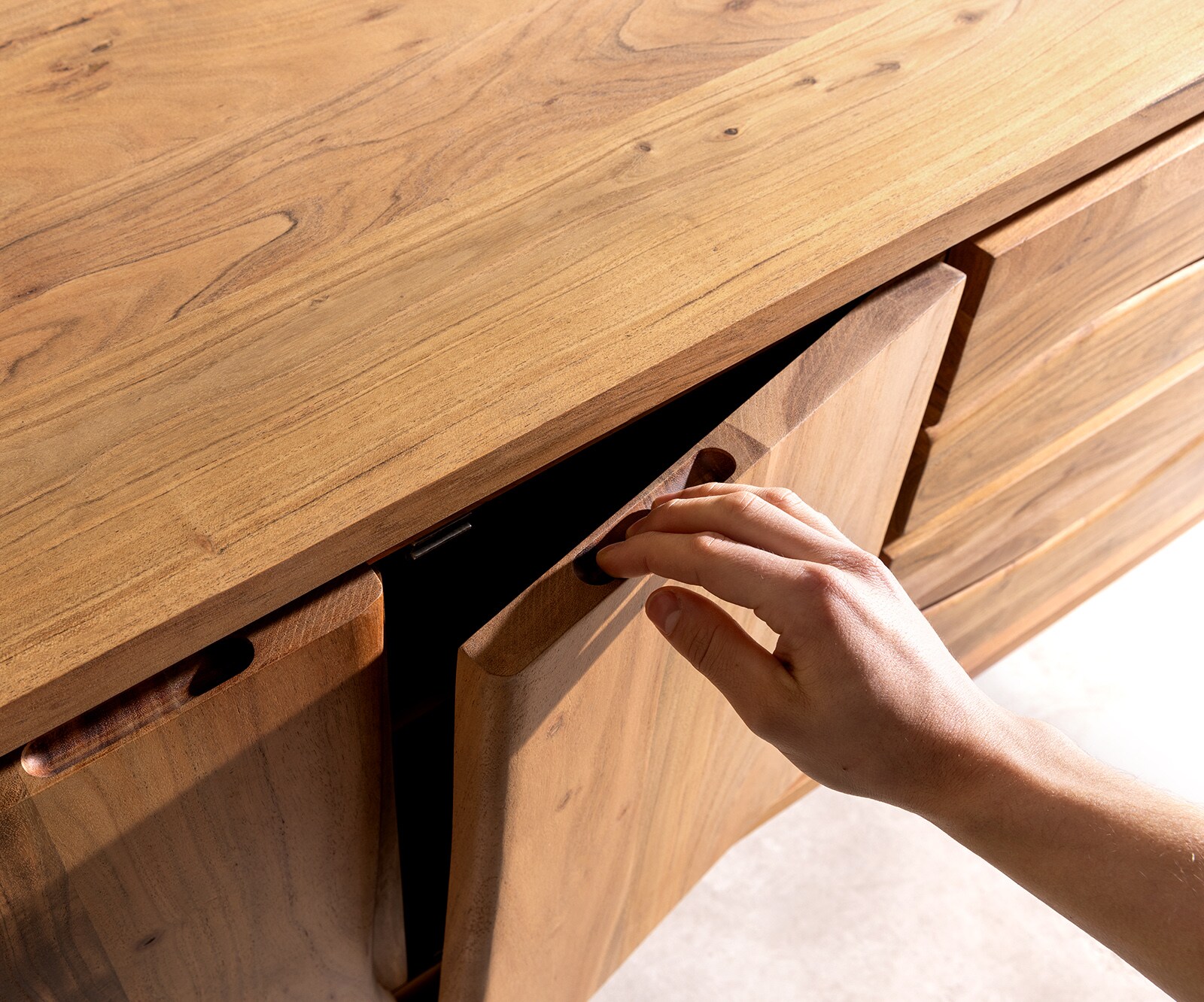 Sideboard Live-Edge 170 cm Akazie natur 3 Schübe 4 Türen 4