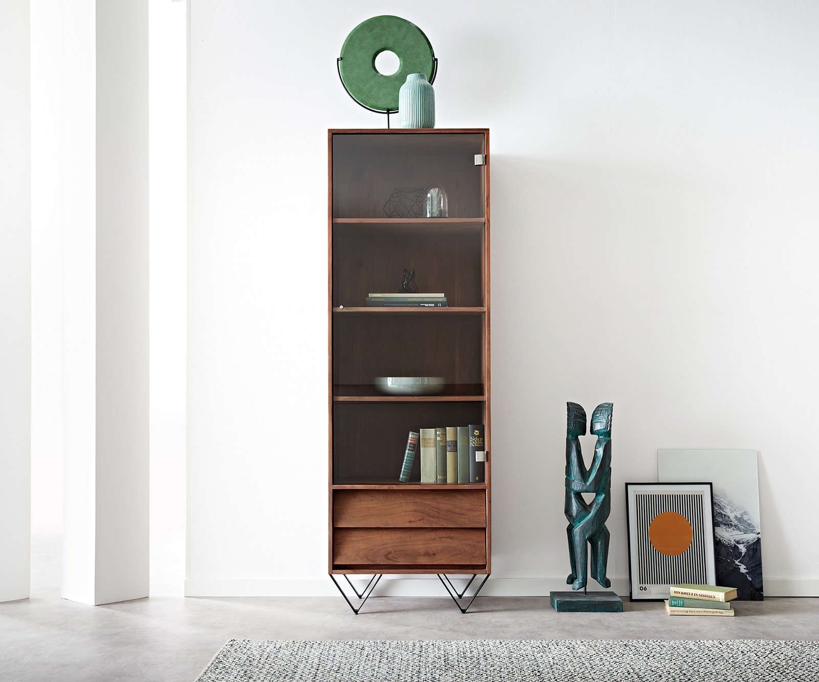 Vitrine Eloi 60x40 cm Akazie Braun 1 Tür 2 Schubladen V-Fuß Schwarz 1 Vitrine Eloi 60x40 cm Akazie Braun 1 Tür 2 Schubladen V-Fuß Schwarz 1