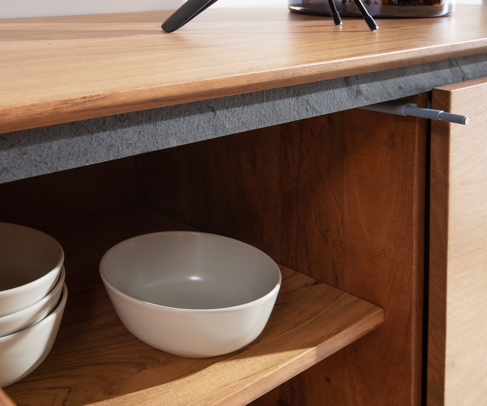 Sideboard Stonegrace 200 cm Akazie Natur 4 Türen Steinfurnier V-Fuß 3