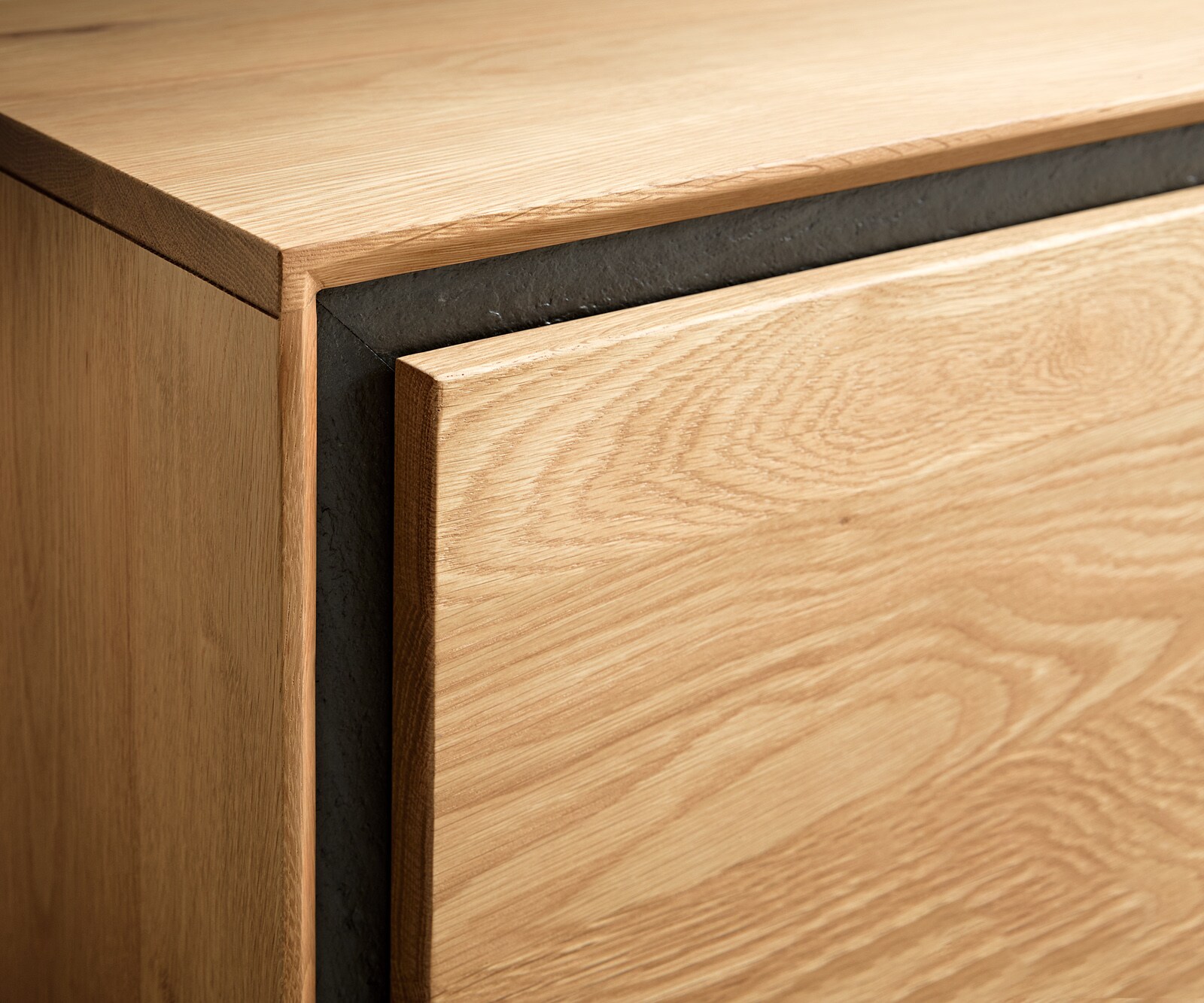 Sideboard Stonegrace 200 cm Eiche Natur 4 Türen Steinfurnier V-Fuß Metall Schwarz 4