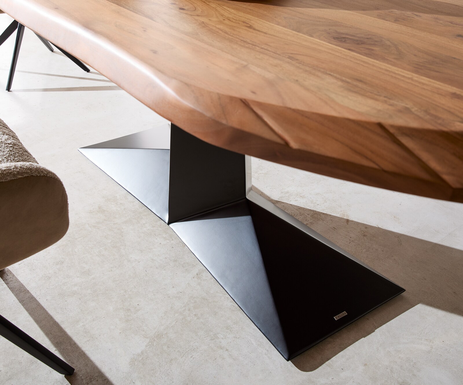 Esstisch Aithon 240x105 cm Akazie Braun Metallgestell Schwarz Oval 6