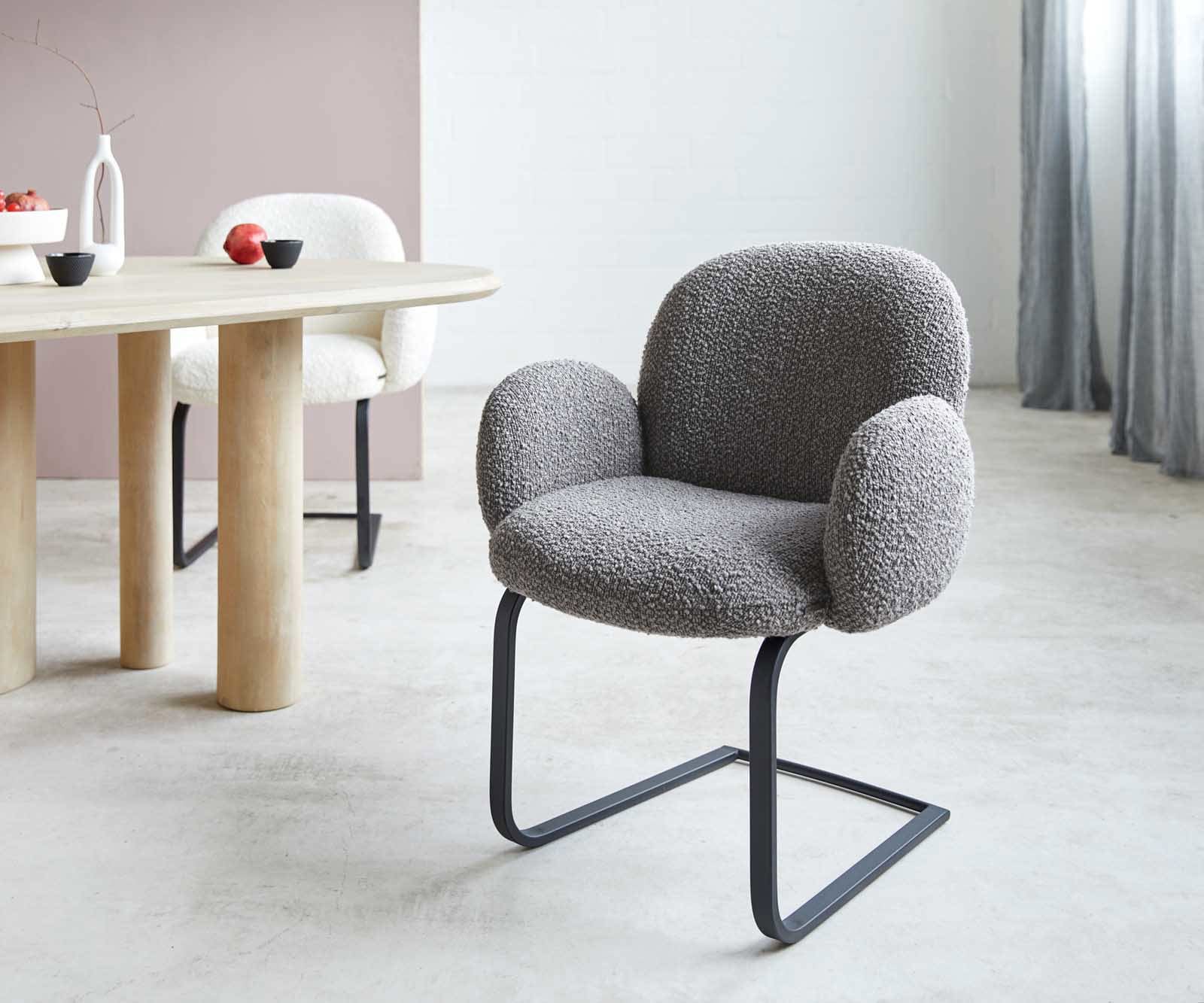 Freischwinger Nube-Flex mit Armlehnen Bouclé Silbergrau Freischwinger flach Schwarz Taschenfederkern Freischwinger Nube-Flex mit Armlehnen Bouclé Silbergrau Freischwinger flach Schwarz Taschenfederkern