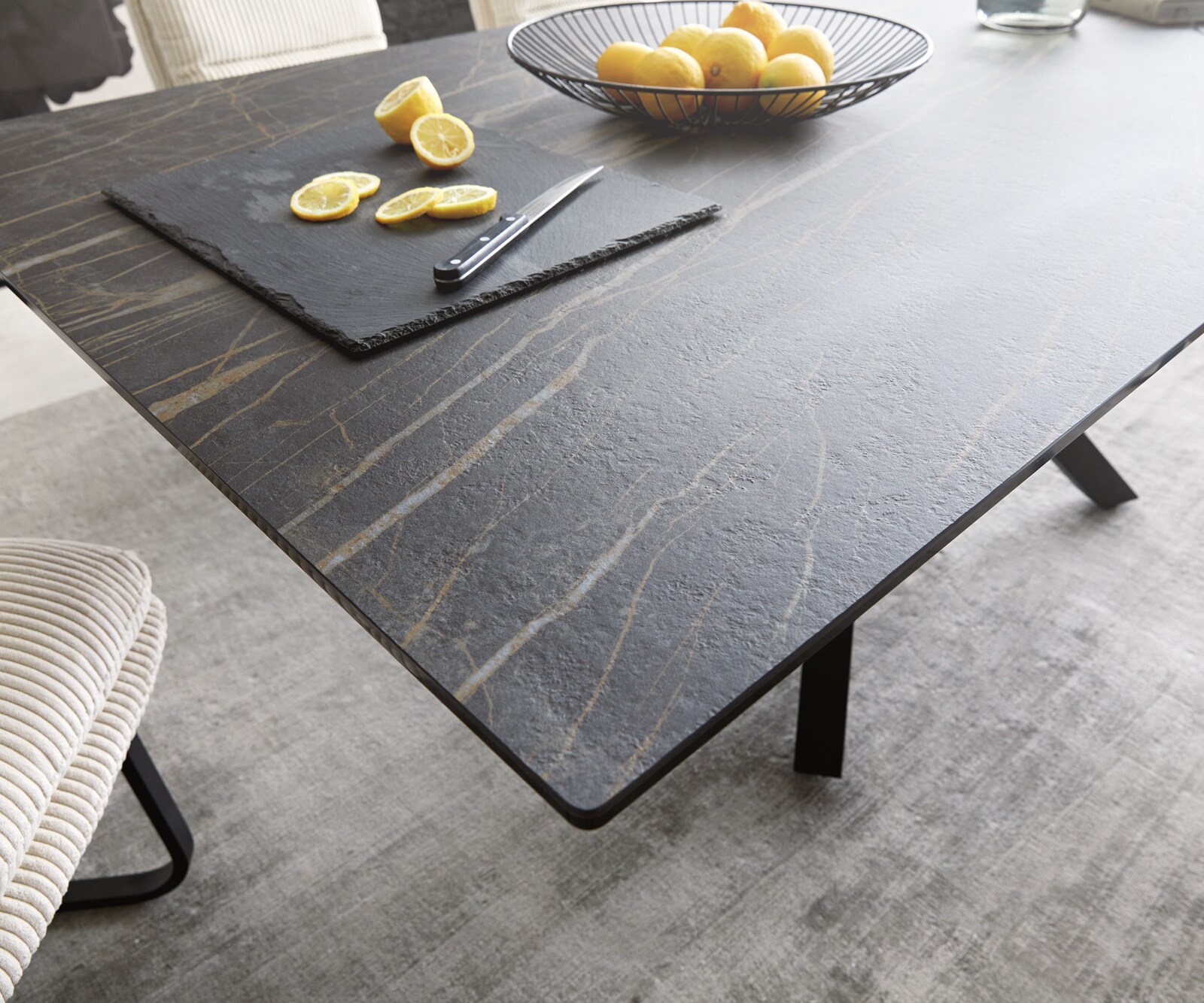 Esstisch Edge 200x100cm Keramik Laminam®Noir Desir Braun Mittelfuß Kreuz Schwarz 3