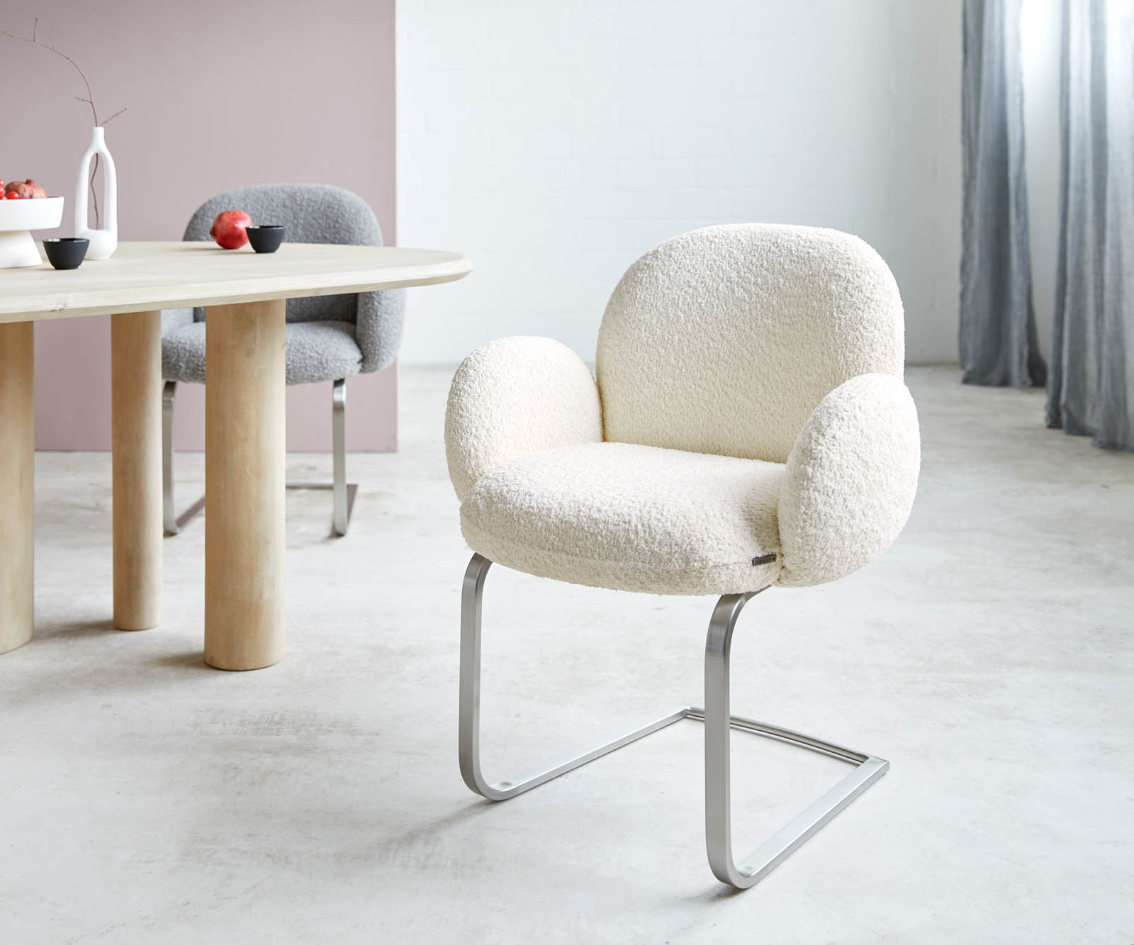 Freischwinger Nube-Flex mit Armlehnen Bouclé Weiß Freischwinger flach Edelstahl Taschenfederkern