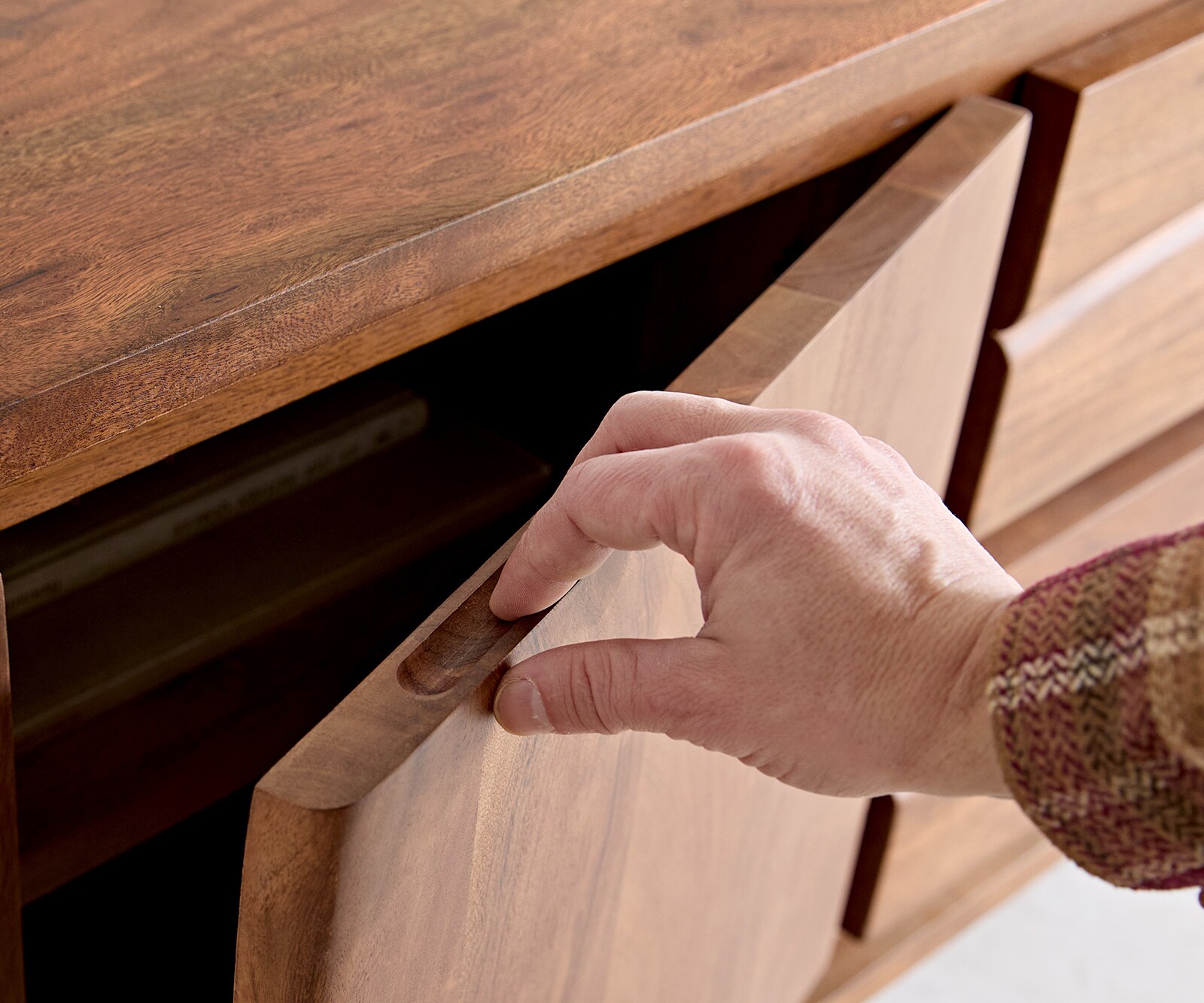 Sideboard Live-Edge 147 cm Akazie Braun 3 Schübe 2 Türen 4
