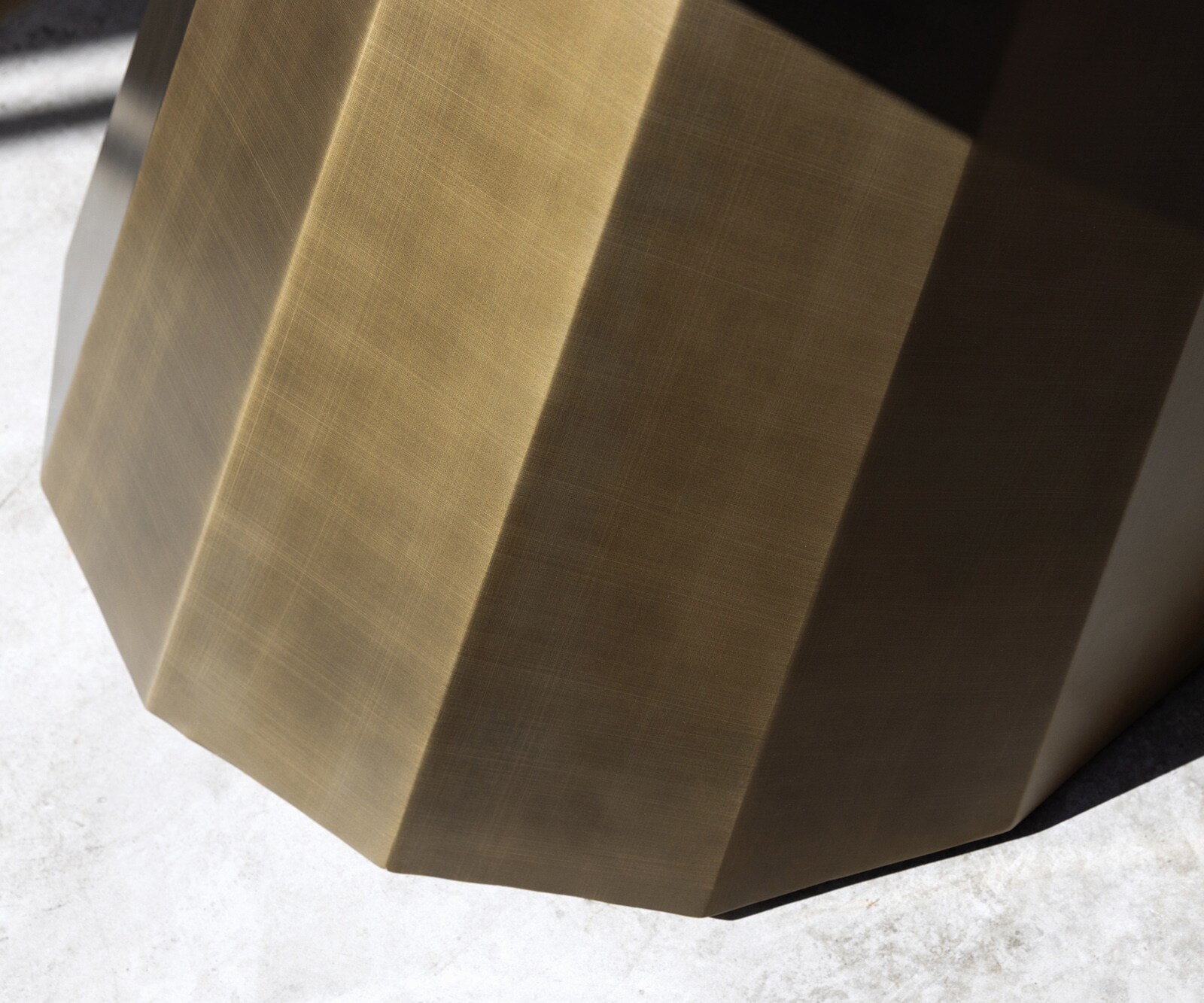 Couchtisch Edge Oval 140x75 cm Keramik Minas Melange Parabi Metallic Gold 7