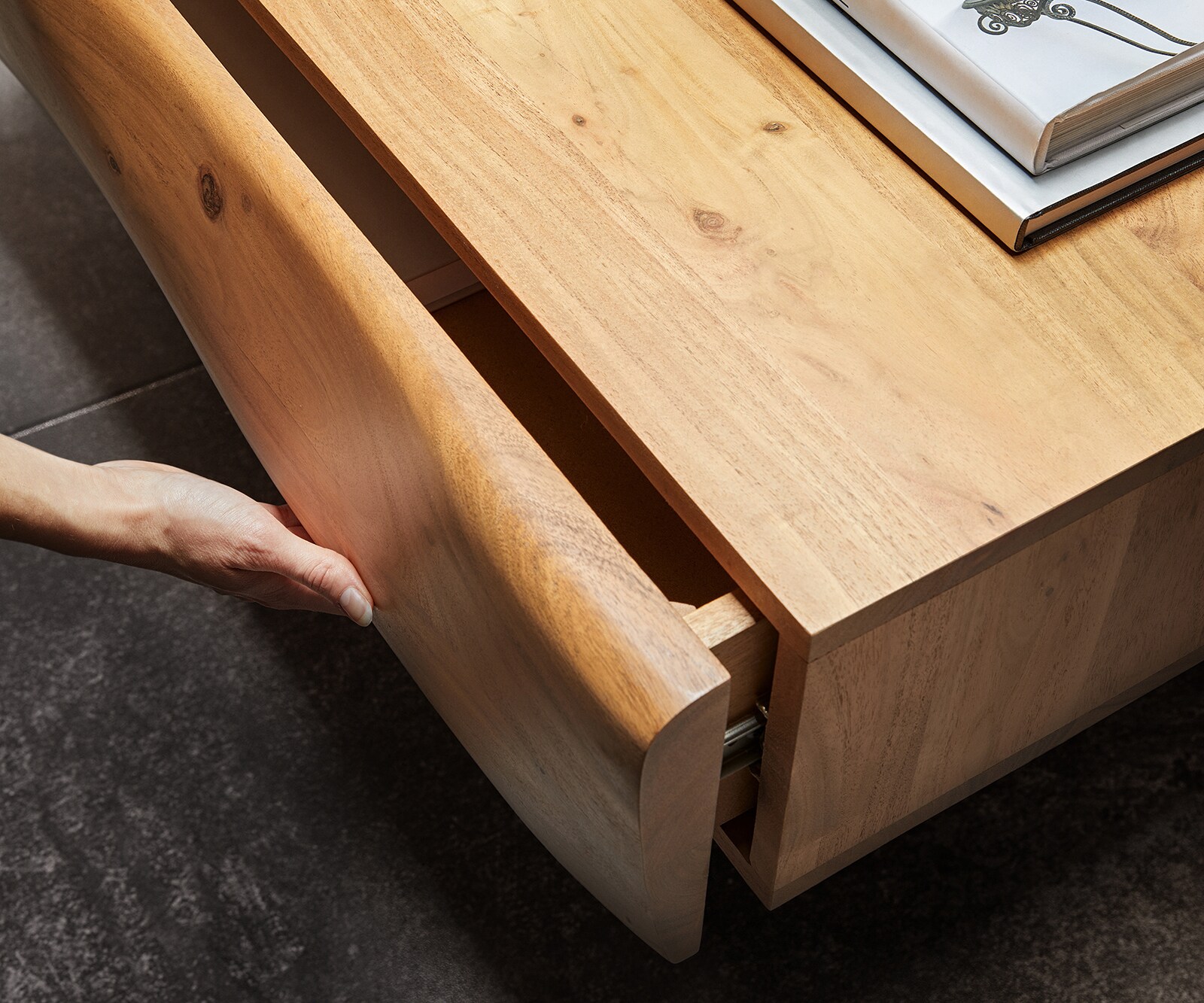 Couchtisch New Live-Edge 80x60 cm Akazie Natur 2 Schubladen Kufe Edelstahl gebürstet 4