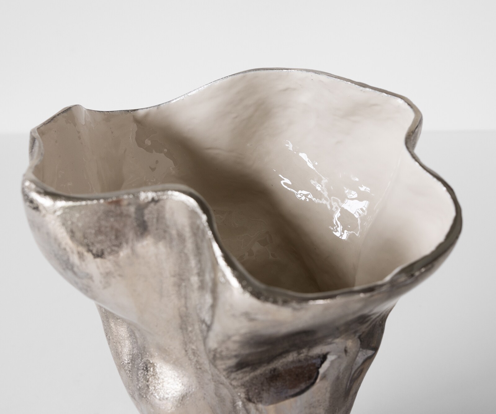 Vase Mimoro B28 x T24 x H38 cm Aluminium Platin Opal Handgemacht 1