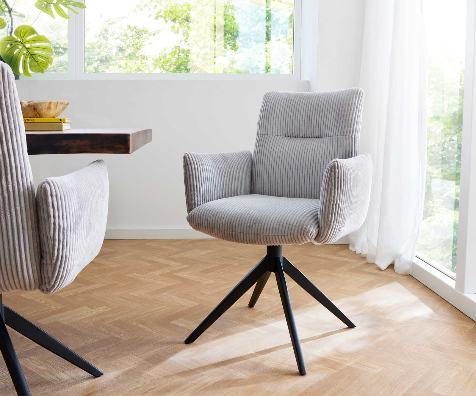 Drehstuhl Jova-Flex mit Armlehnen Cord Silbergrau Kreuzgestell breit Schwarz 360° drehbar Taschenfederkern