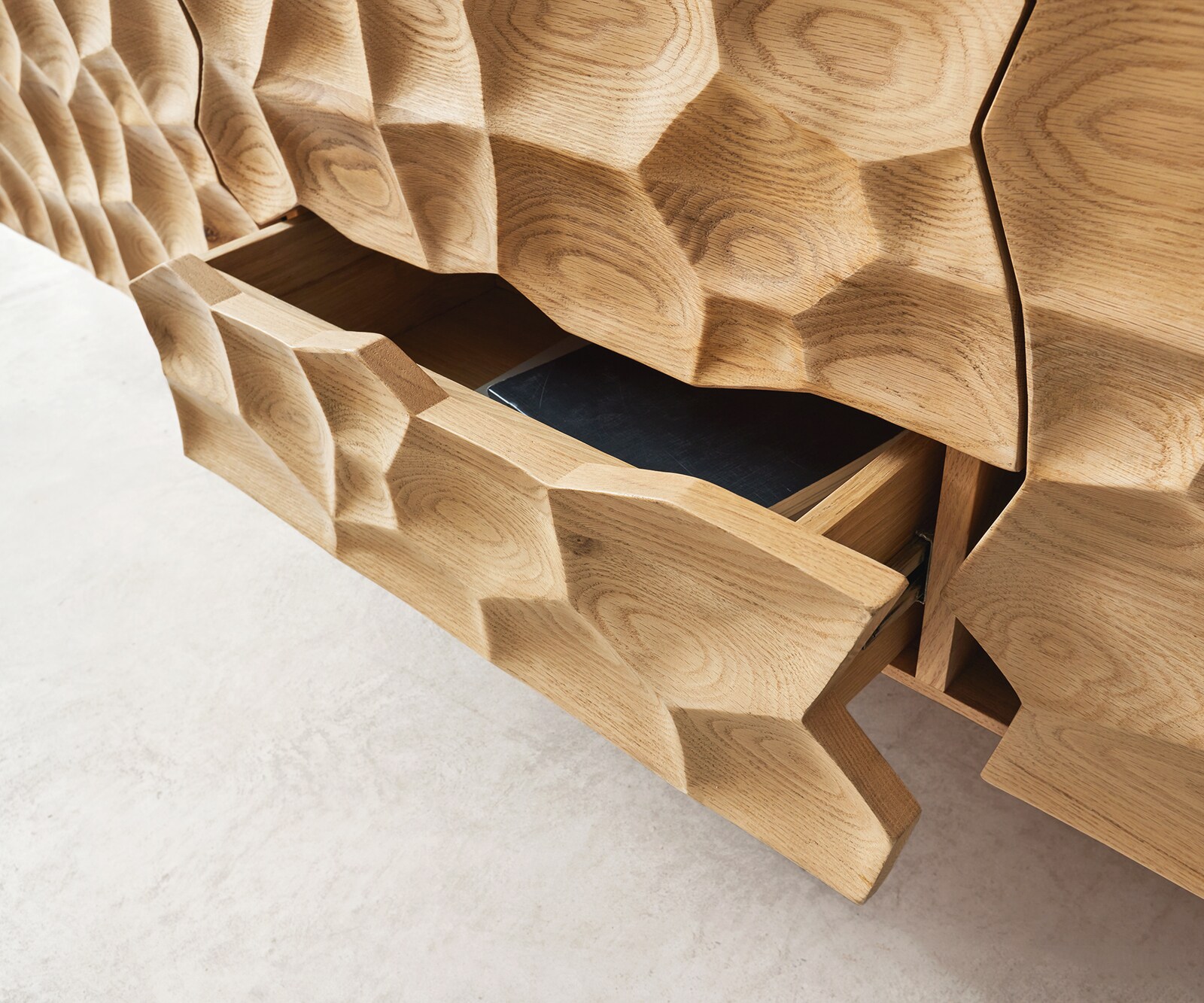 Lowboard Solu 220 cm Eiche Natur 2 Türen 4 Schübe Fuß schwebend Metall Schwarz 3D-Front 5