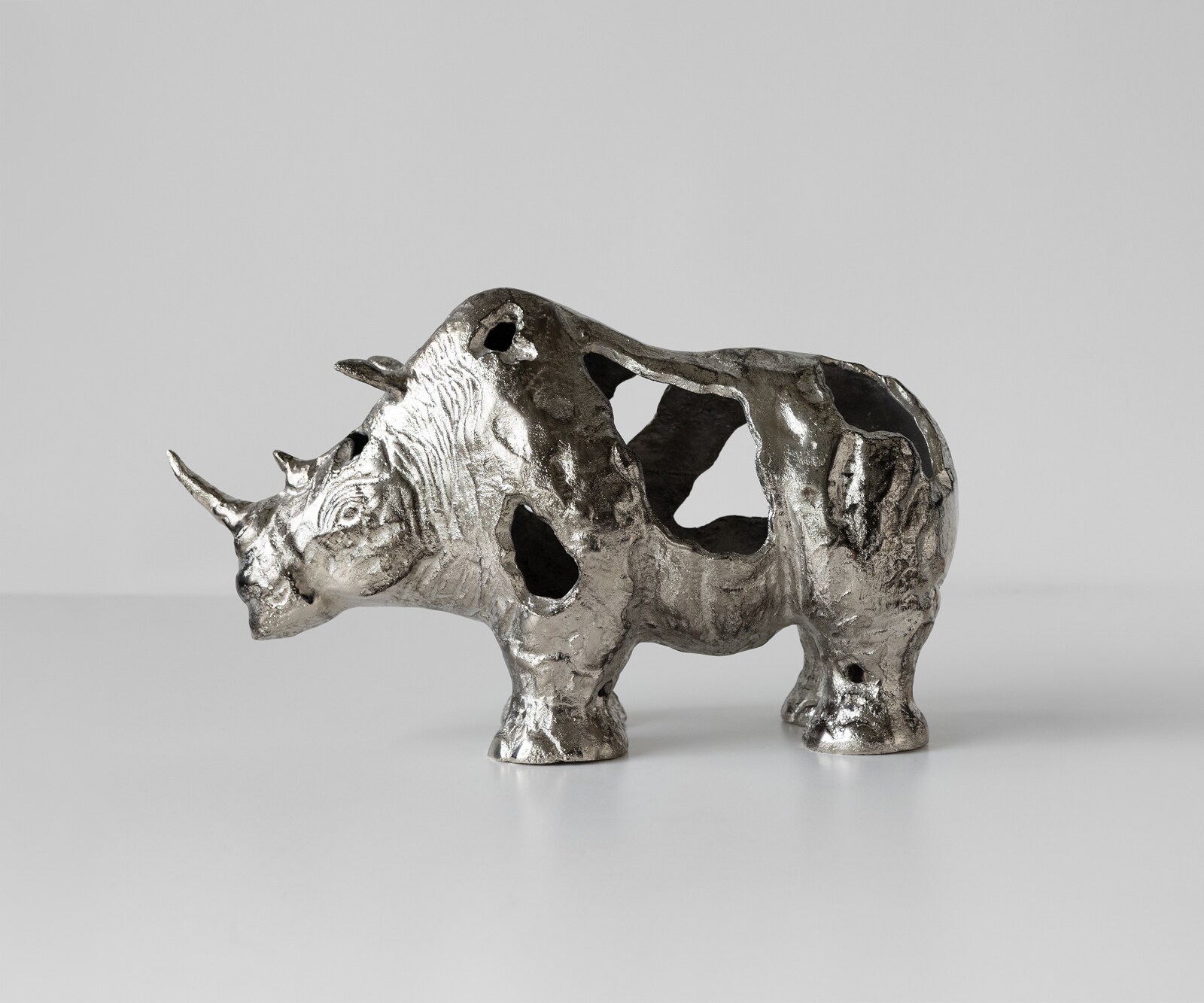 Figur Rinoro B53 x T19 x H30 cm Aluminium Platin Handgemacht 1