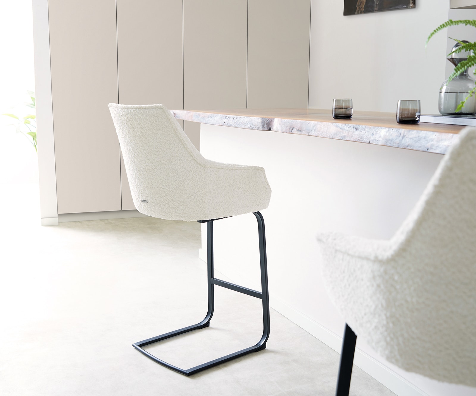 Barstuhl Alja-Flex Bouclé Weiß Freischwinger flach Metall Schwarz Taschenfederkern 3