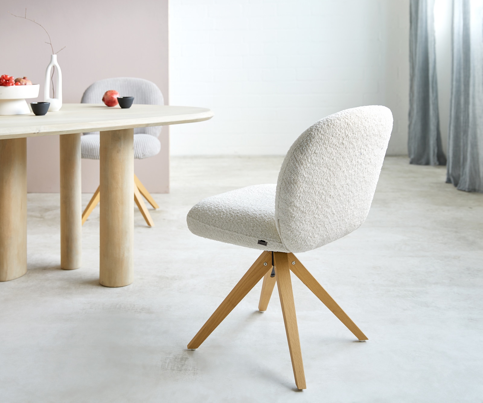 Drehstuhl Nube-Flex Bouclé Weiß Holzgestell kantig Natur 180° drehbar Taschenfederkern 4 Drehstuhl Nube-Flex Bouclé Weiß Holzgestell kantig Natur 180° drehbar Taschenfederkern 4