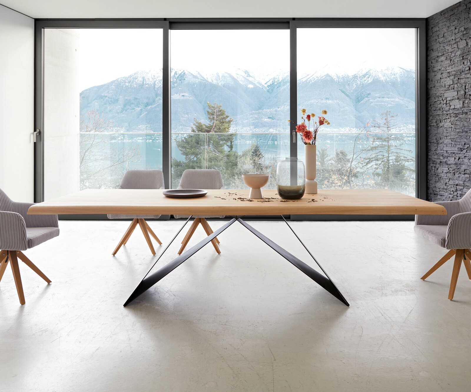 Esstisch Edge 260x100 Eiche Natur V-Gestell Flachstahl Schwarz Live-Edge 1