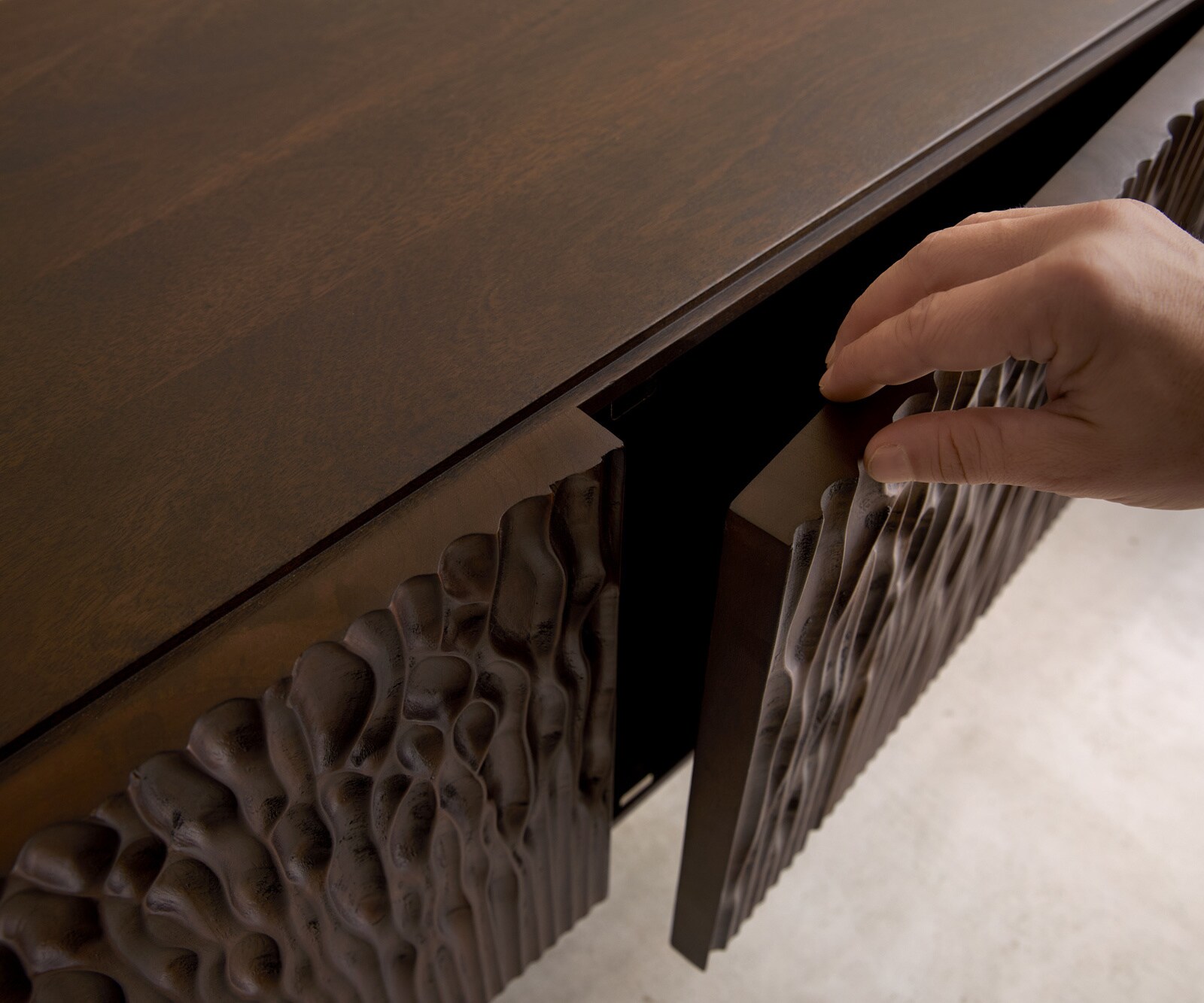 Lowboard Follia 200 cm Mango Braun 4 Türen Kufe Metall Schwarz 4