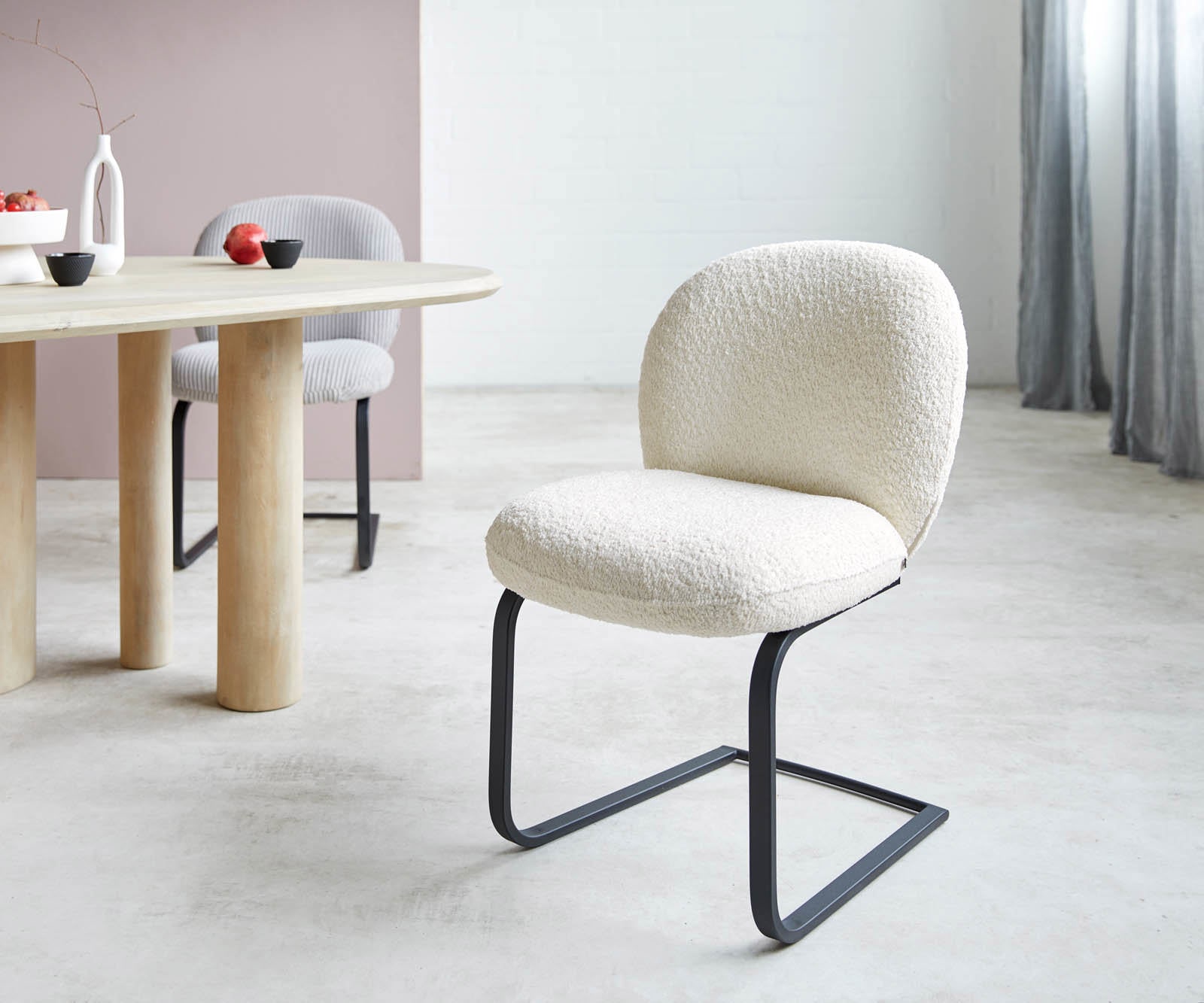 Freischwinger Nube-Flex Bouclé Weiß Freischwinger flach Schwarz Taschenfederkern Freischwinger Nube-Flex Bouclé Weiß Freischwinger flach Schwarz Taschenfederkern