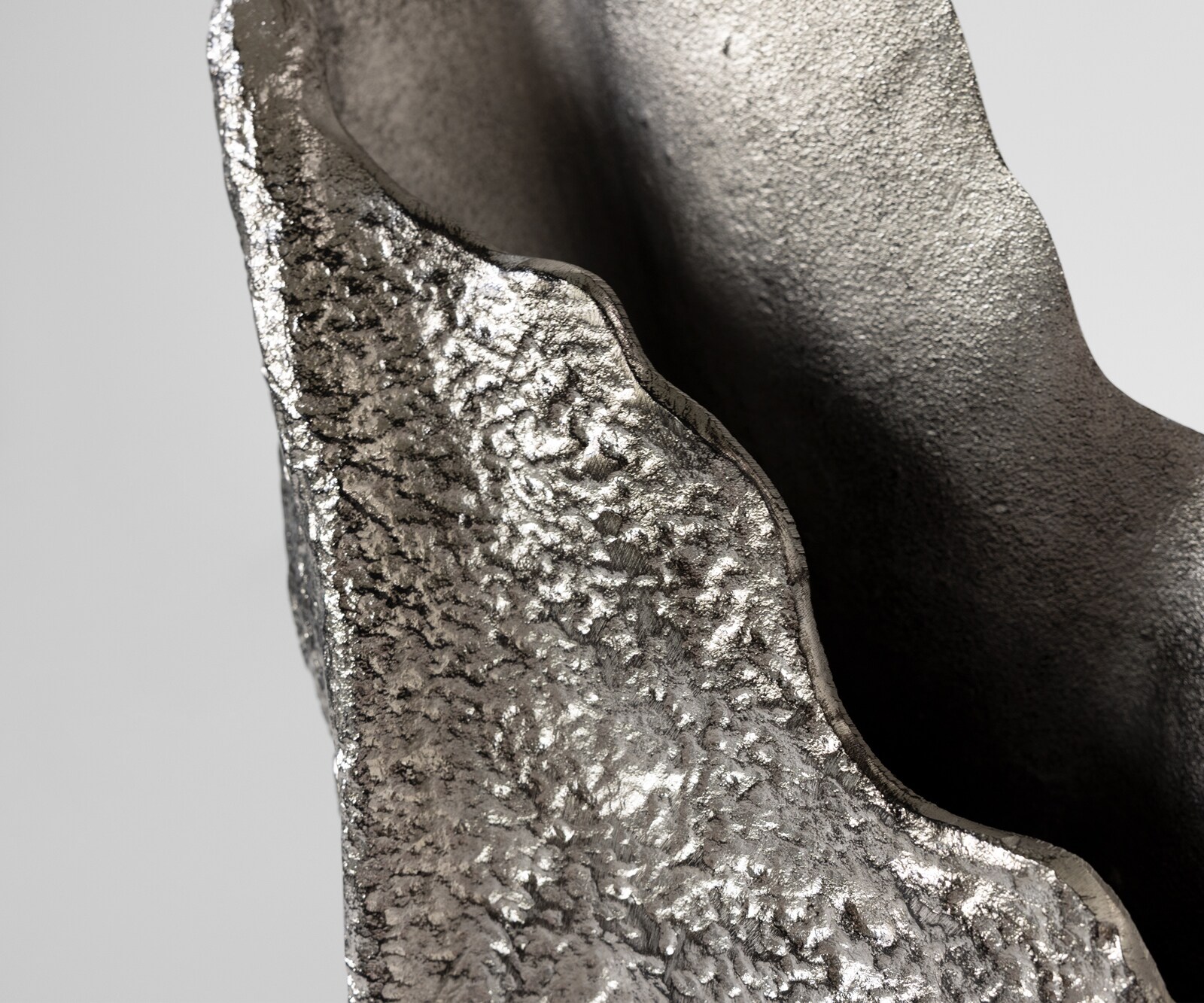 Vase Cavira B29 x T16 x H48 cm Aluminium Platin Handgemacht 3