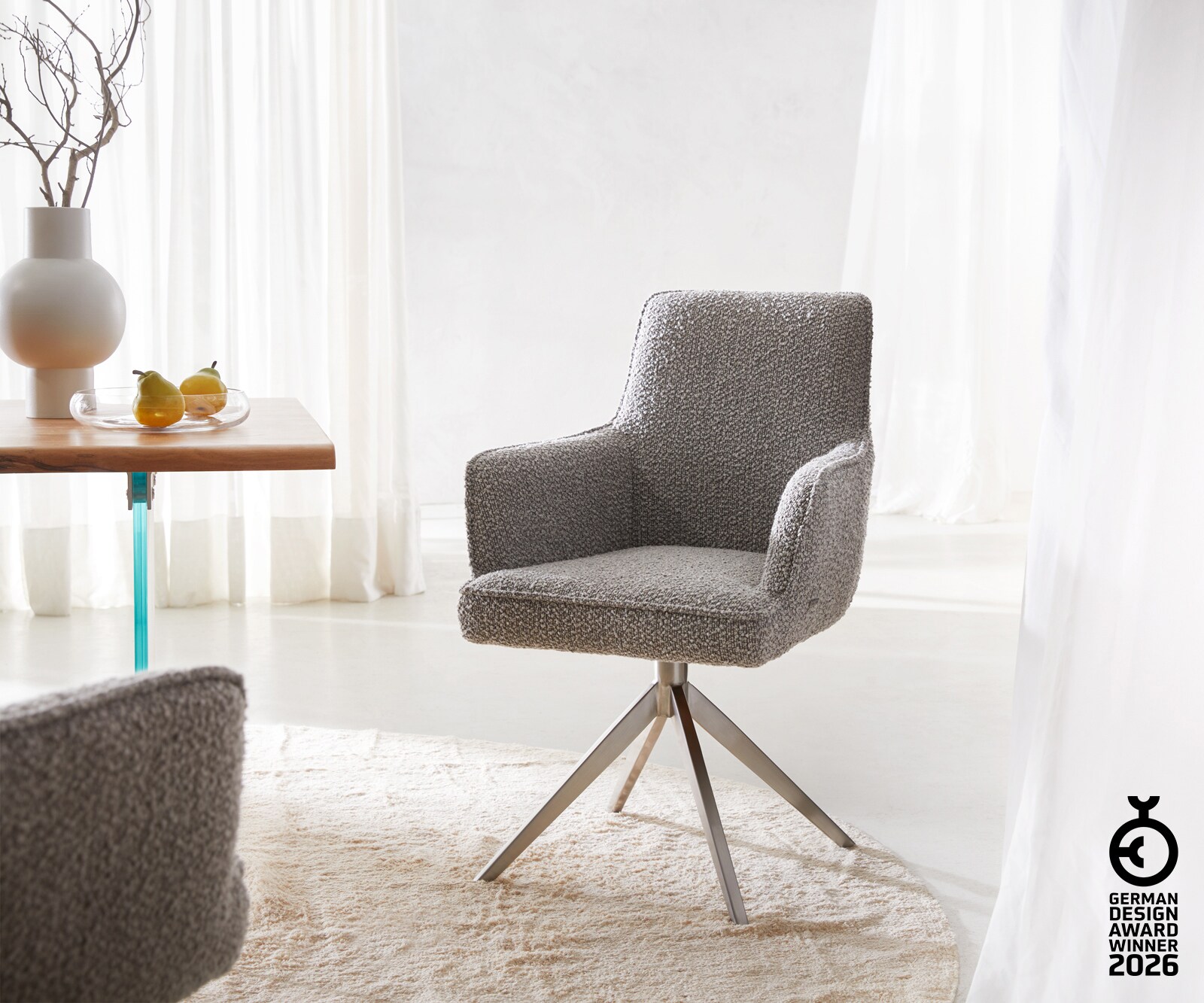 Drehstuhl Heira-Flex mit Armlehnen Bouclé Silbergrau Kreuzgestell breit Edelstahl 360° drehbar Taschenfederkern