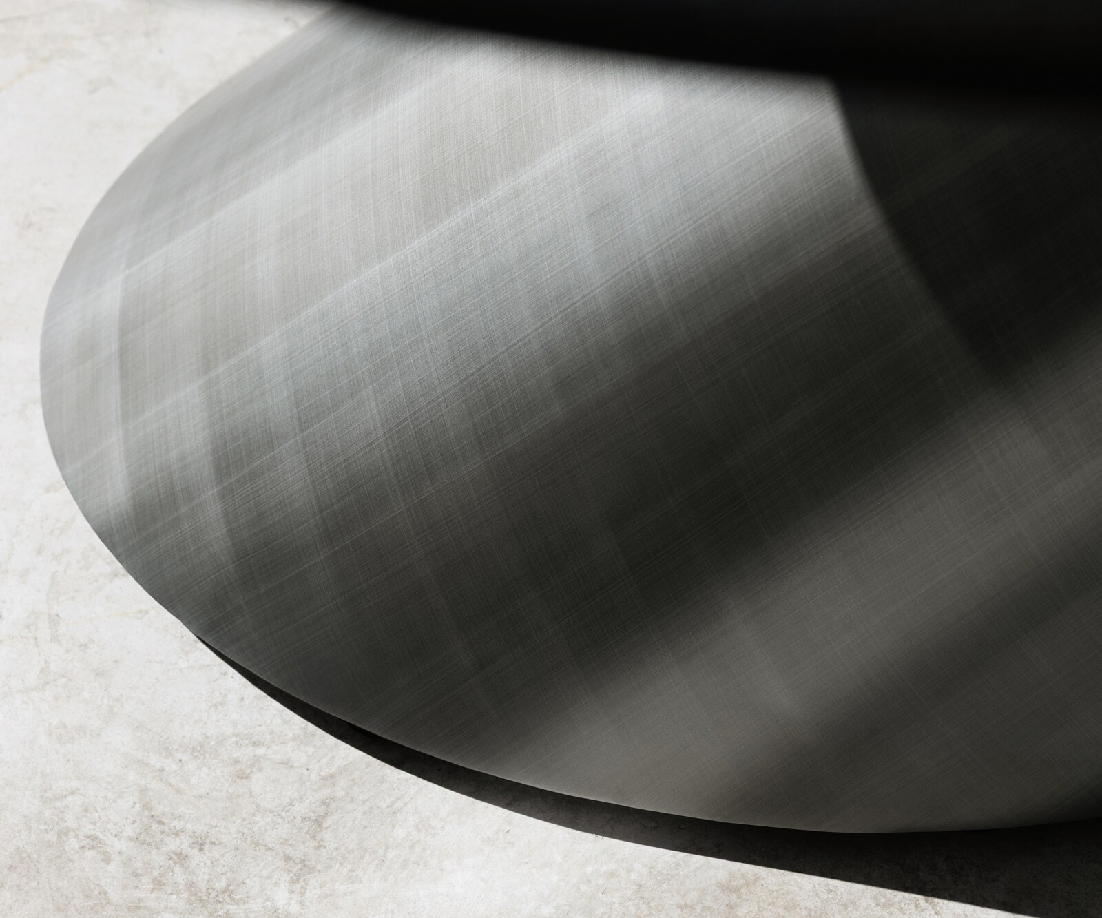 Esstisch Edge Oval 280x130 Reliefglas Rauchschwarz 3D-Design Cono Metallic Silber 6