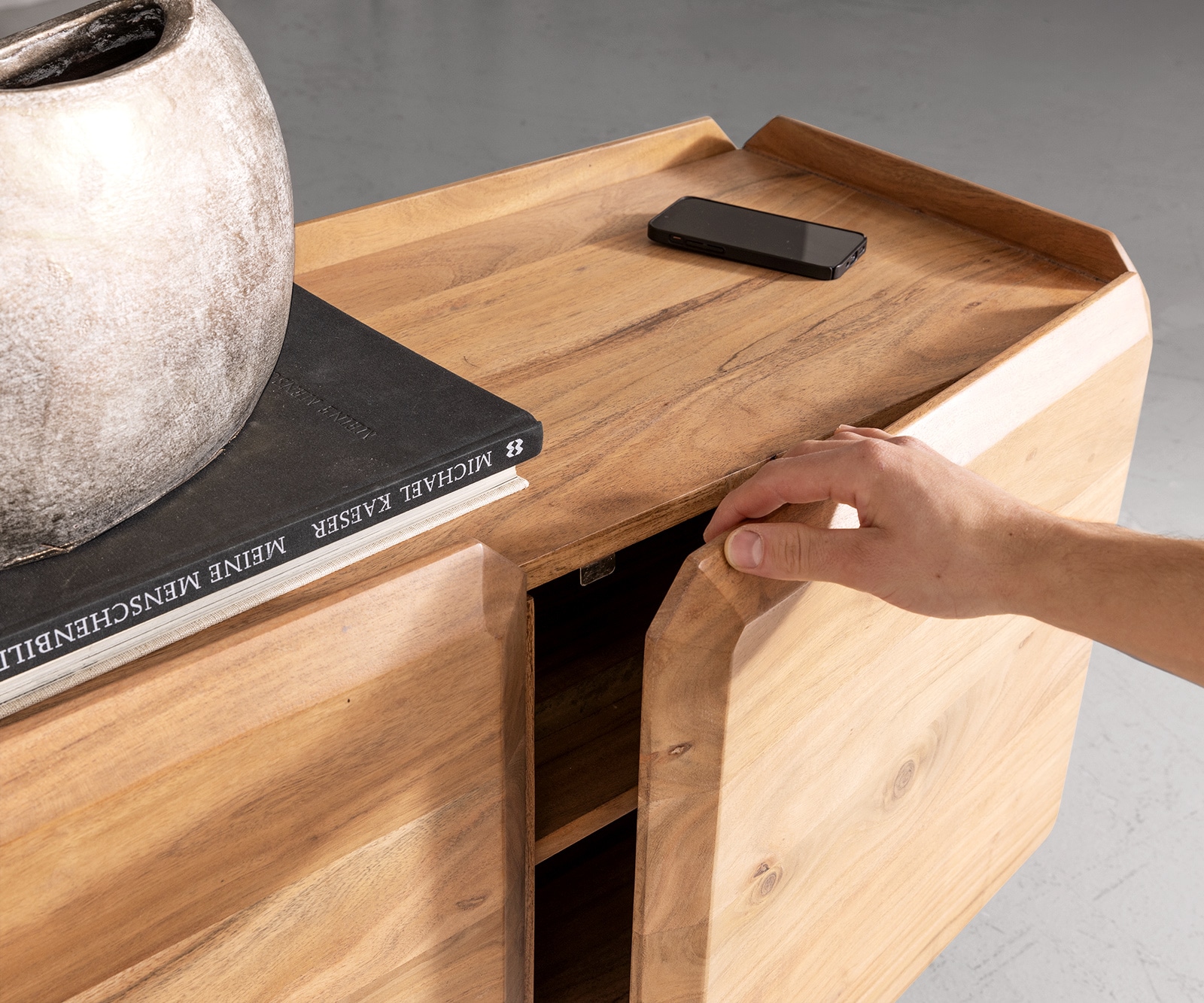 Sideboard Kiano 175 cm Akazie Natur 4 Türen V-Fuß Schwarz Raumteiler 3 Sideboard Kiano 175 cm Akazie Natur 4 Türen V-Fuß Schwarz Raumteiler 3