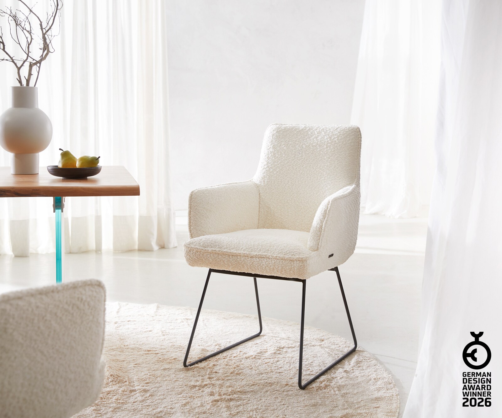 Esszimmerstuhl Heira-Flex mit Armlehnen Bouclé Weiß Kufengestell Schwarz Taschenfederkern