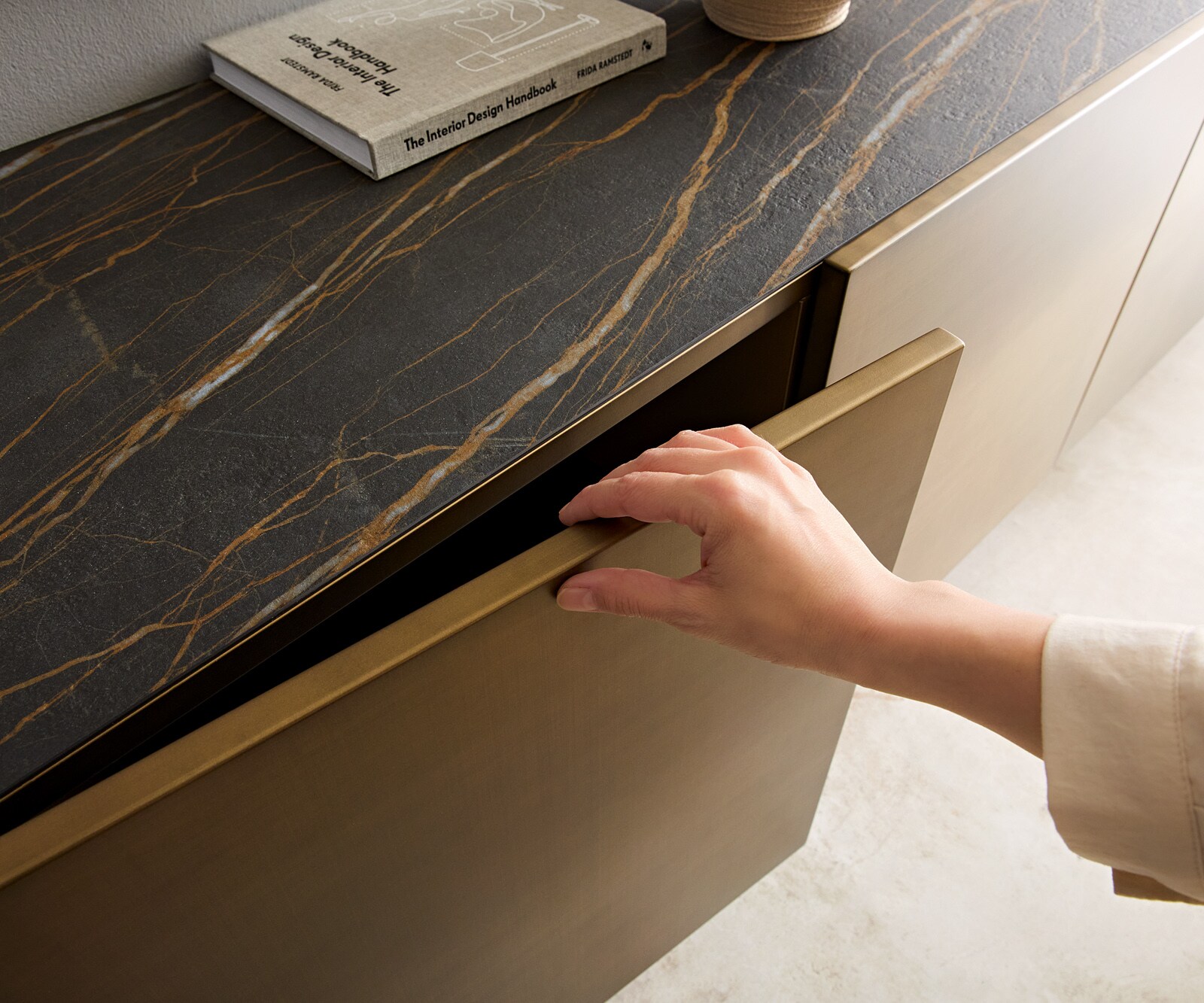 Sideboard Kazu 220 cm Metallic Gold 4 Türen Acrylfuß Keramik Laminam®Noir Desir Braun 1