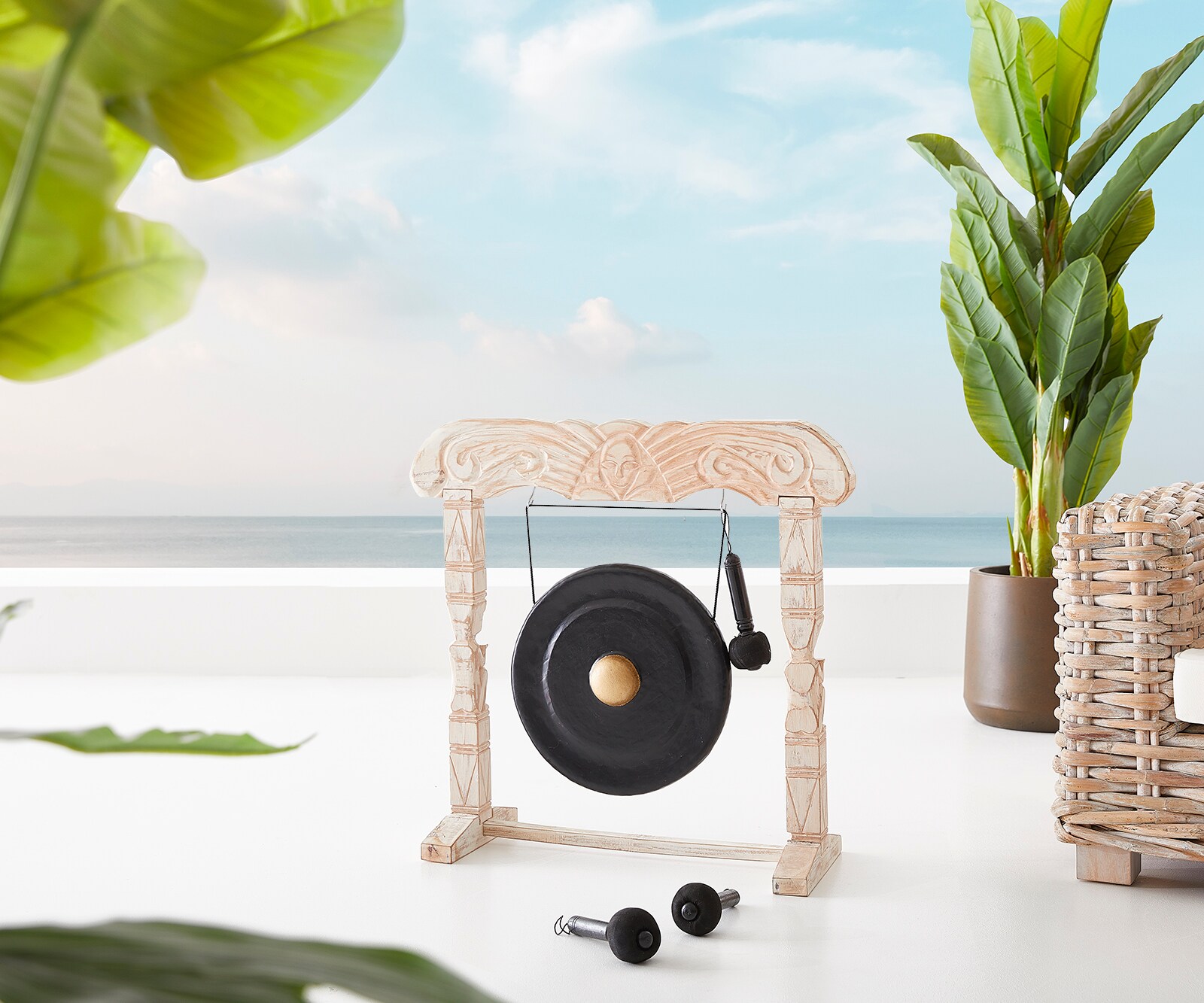Gong Zabulon White Washed  mit Gestell aus Alabasia Holz