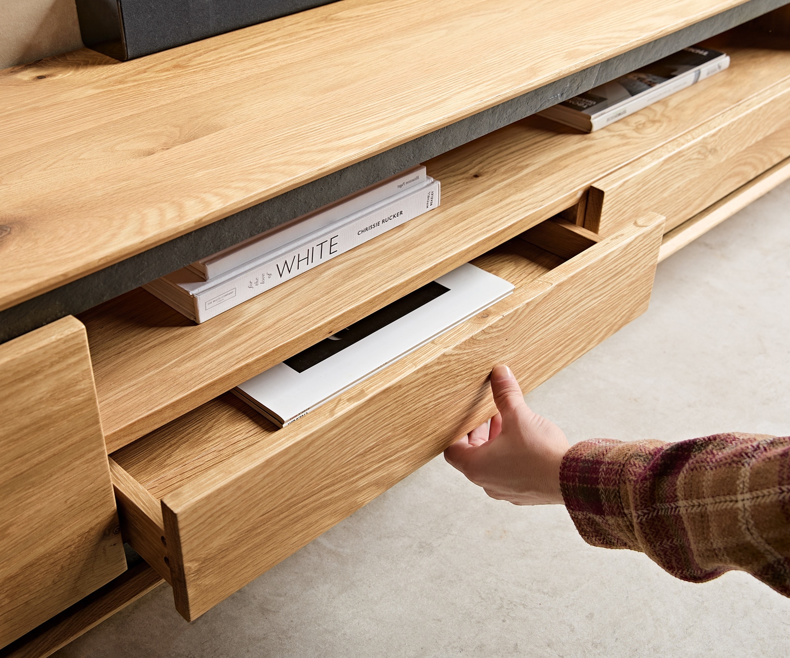 Lowboard Stonegrace 240 cm Eiche Natur 2 Türen 2 Schubladen 1 Fach Fuß Vierkant Metall Schwarz 4 Lowboard Stonegrace 240 cm Eiche Natur 2 Türen 2 Schubladen 1 Fach Fuß Vierkant Metall Schwarz 4