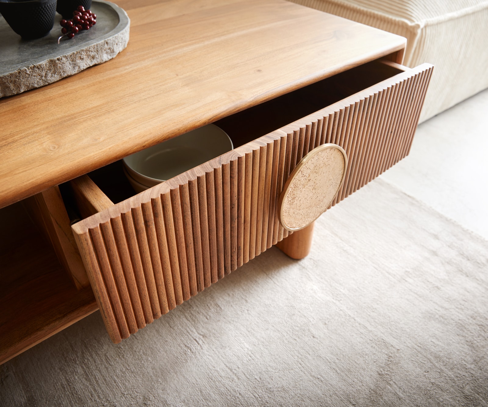 Couchtisch Surimu 115x60 cm Akazie Hellbraun 2 Schubladen Kork-Griff Holzfüße 4 Couchtisch Surimu 115x60 cm Akazie Hellbraun 2 Schubladen Kork-Griff Holzfüße 4
