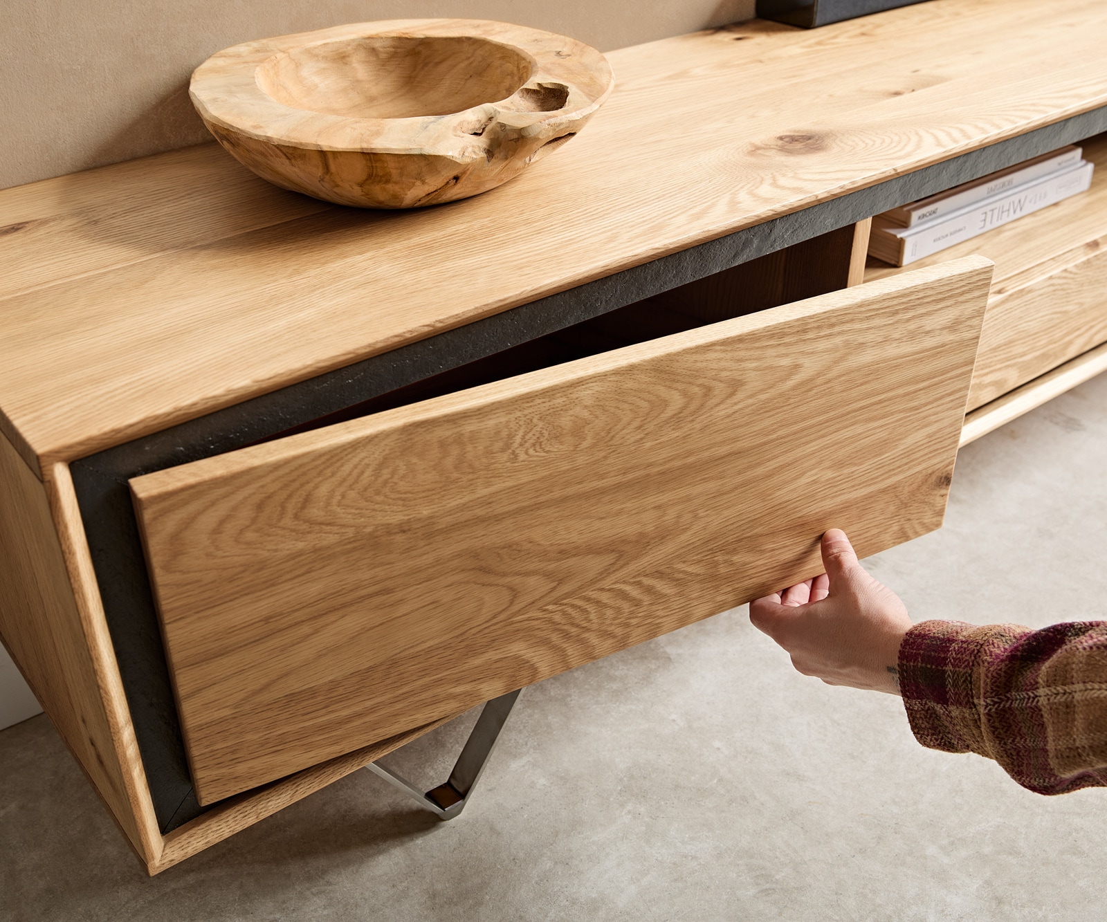 Lowboard Stonegrace 240 cm Eiche Natur 2 Türen 1 Fach 2 Schubladen Steinfurnier V-Fuß Edelstahl 5 Lowboard Stonegrace 240 cm Eiche Natur 2 Türen 1 Fach 2 Schubladen Steinfurnier V-Fuß Edelstahl 5