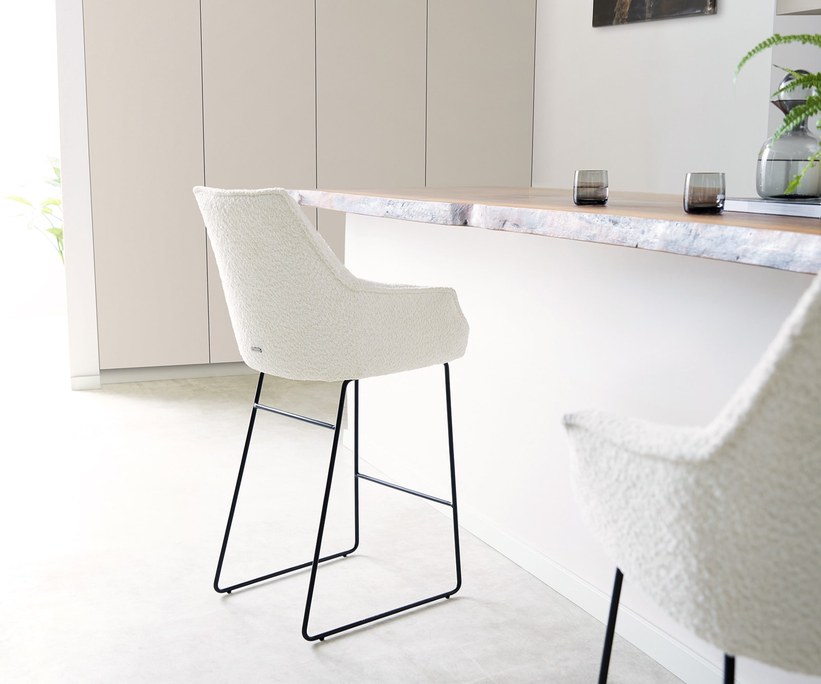 Barstuhl Alja-Flex Bouclé Weiß Kufengestell Metall Schwarz Taschenfederkern 5 Barstuhl Alja-Flex Bouclé Weiß Kufengestell Metall Schwarz Taschenfederkern 5