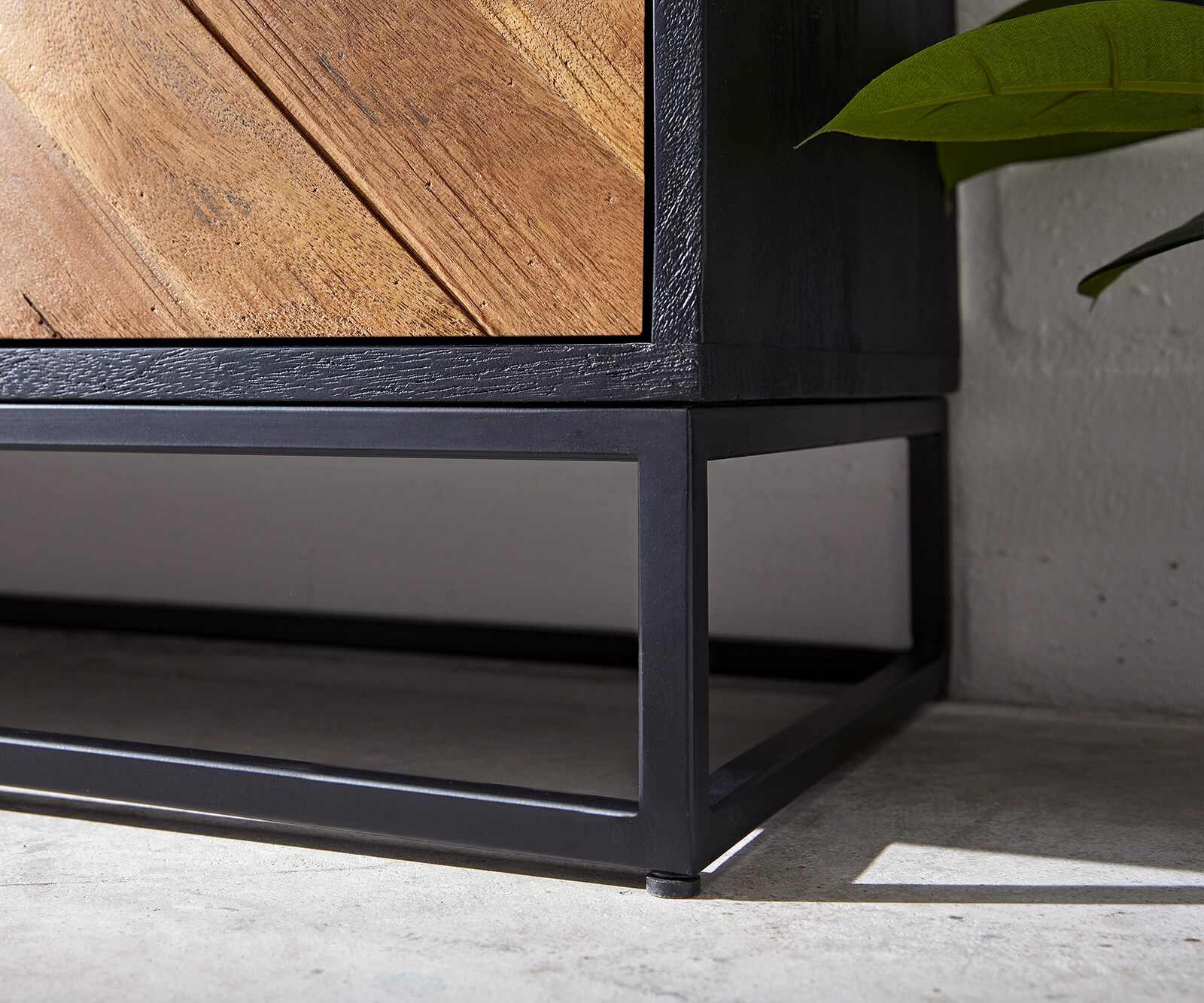 Sideboard Famke 145 cm Mango Teak 2 Türen 3 Schubladen 6