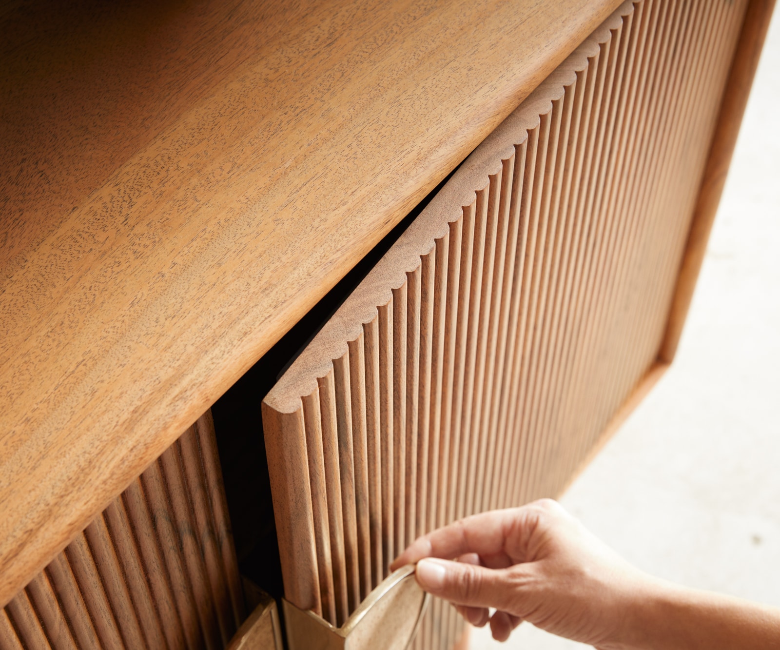 Sideboard Surimu 175 cm Akazie Hellbraun 4 Türen 2 Fächer Kork-Griff Holzfüße 2 Sideboard Surimu 175 cm Akazie Hellbraun 4 Türen 2 Fächer Kork-Griff Holzfüße 2