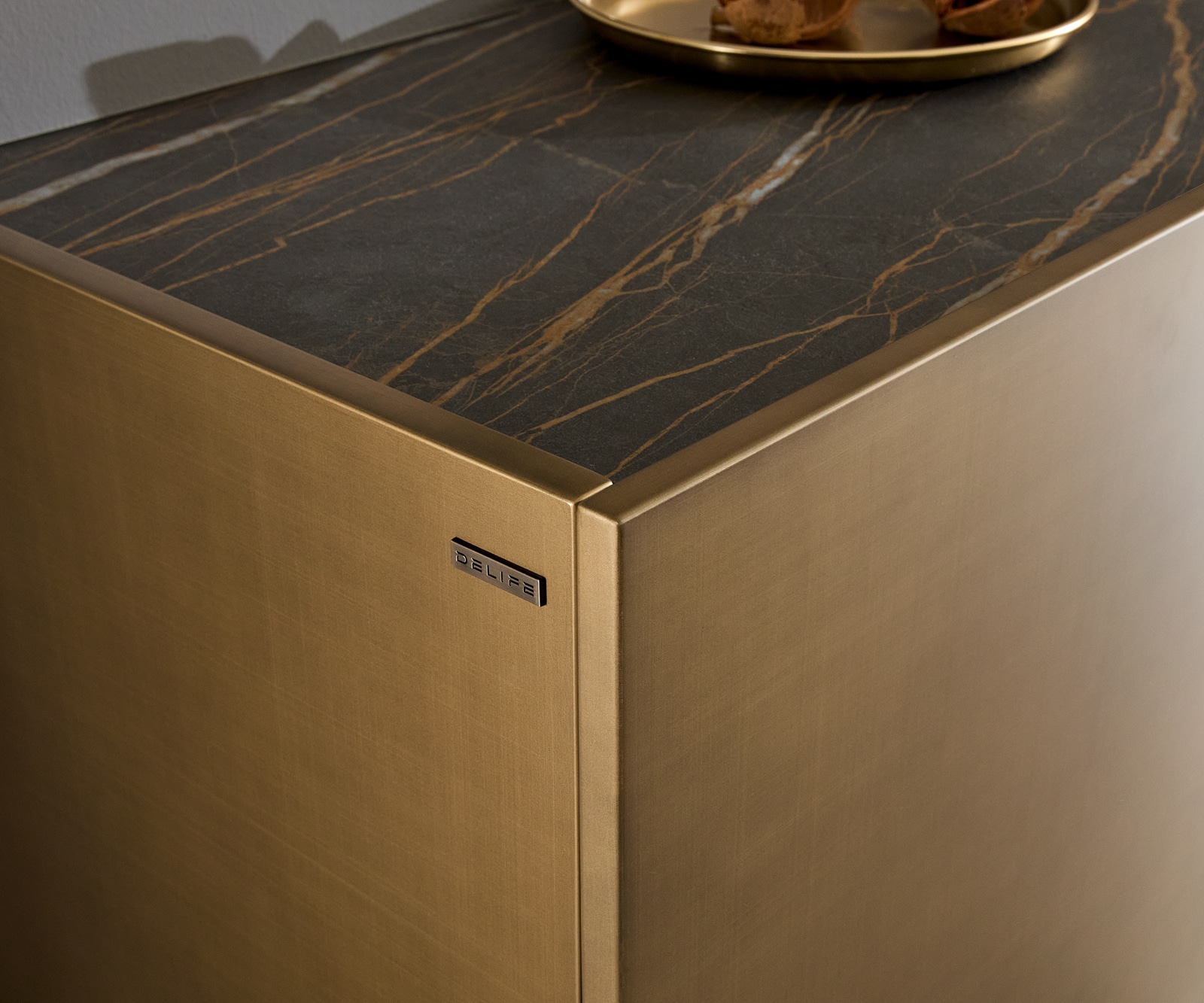 Sideboard Kazu 220 cm Metallic Gold 4 Türen schwebend Metall Schwarz Keramik Laminam®Noir Desir Braun 4