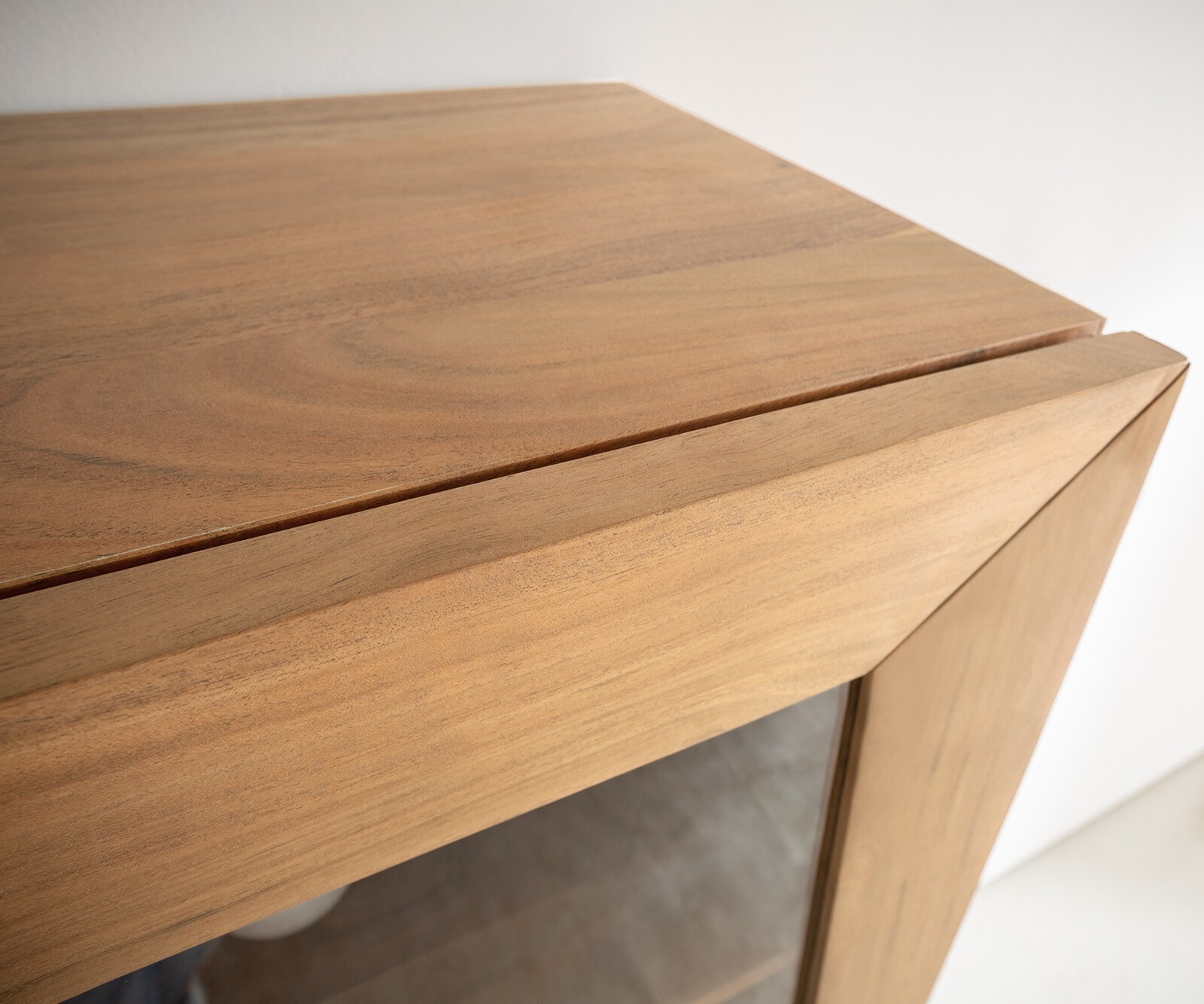 Highboard Kayu 115x150 cm Akazie Natur 2 Glastüren V-Fuß 4