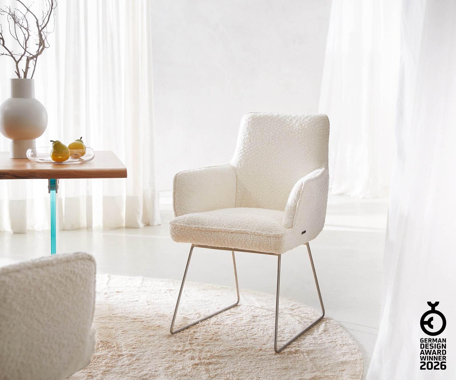 Esszimmerstuhl Heira-Flex mit Armlehnen Bouclé Weiß Kufengestell Edelstahl Taschenfederkern